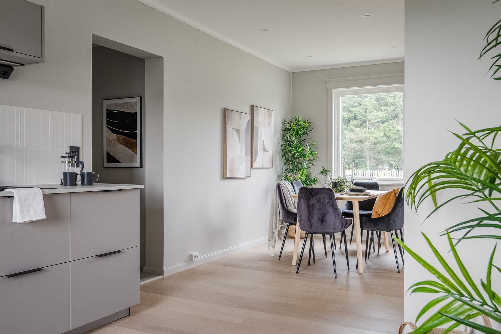 Kjøkken, spisestuen og gang har god belysning med innfelte downlights i himlingen. Galleribilde