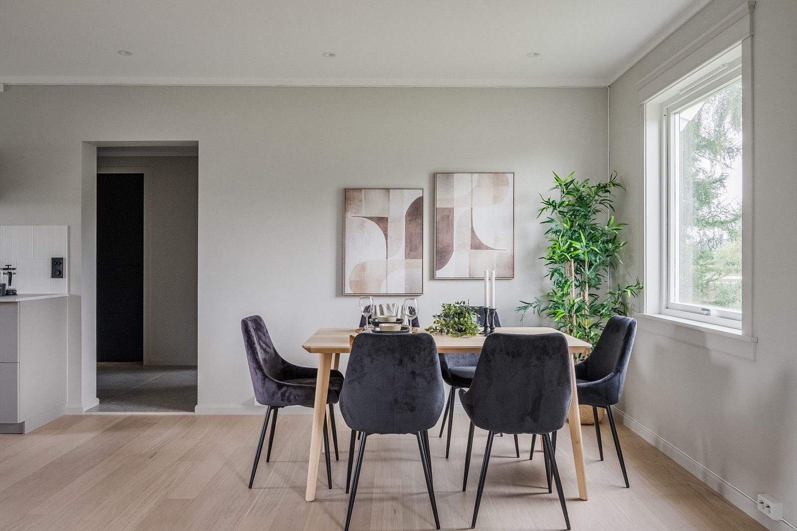 I tilknytning til kjøkkenet har du naturlig plass til et stort spisebord. Galleribilde