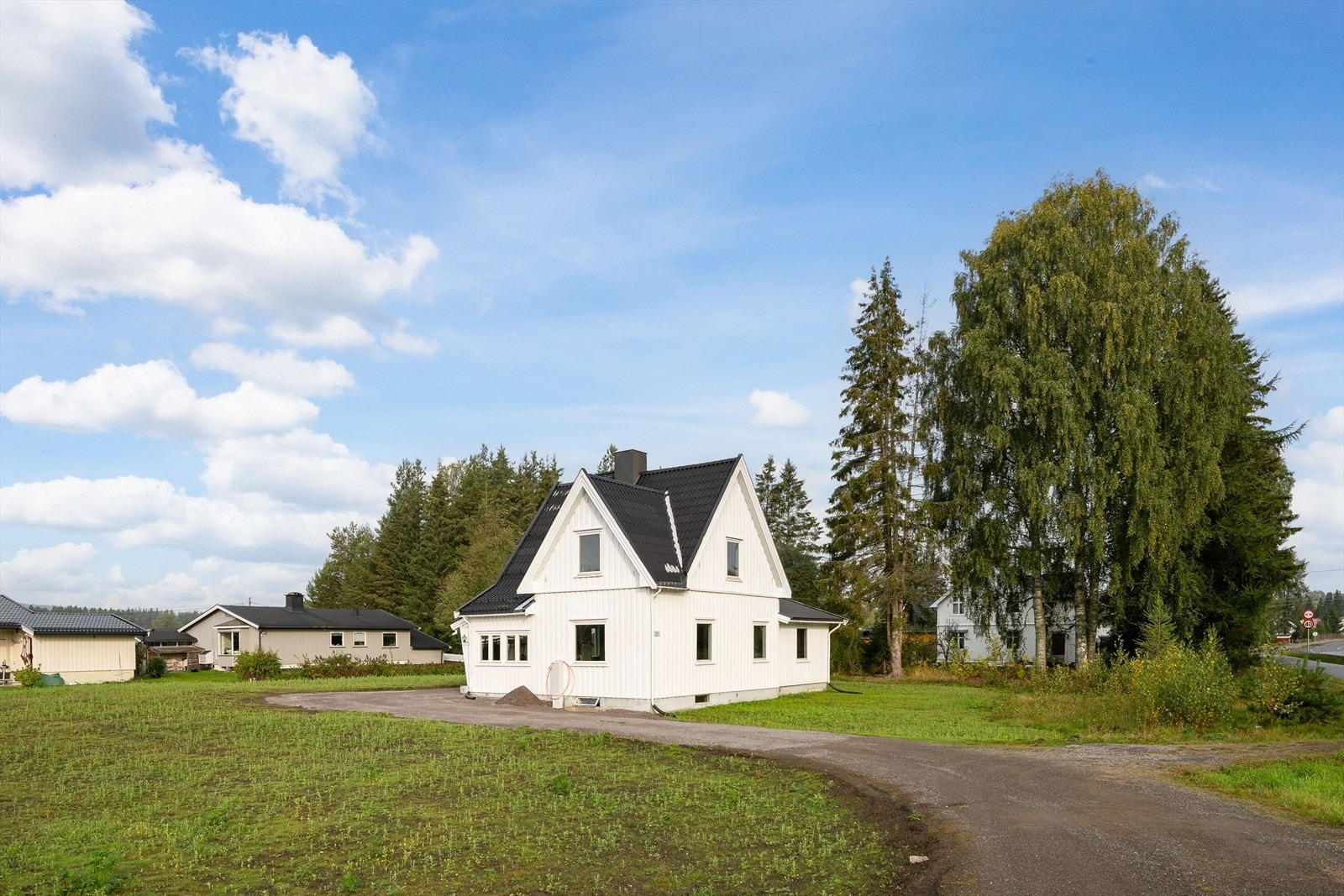 En flott enebolig fra 1925 som er delikat oppusset i 2024. Boligen har en fin beliggenhet på en stor og solrik tomt i et familievennlig og attraktivt boligområde på Hanstad. Galleribilde