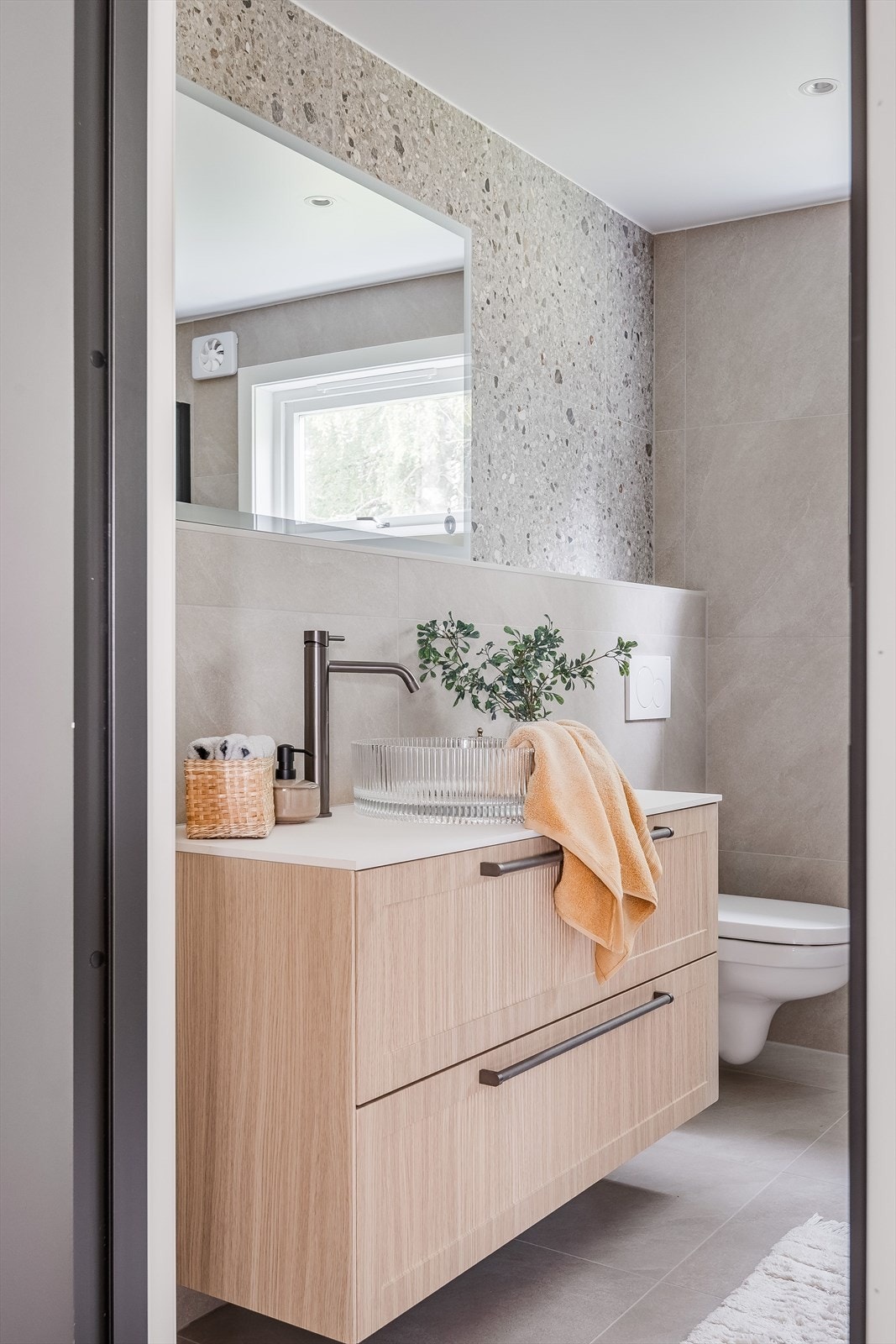 Baderommet har delikate fliser på gulv og vegger, deilig gulvvarme, downlights i himlingen og elektrisk styrt vifte. Galleribilde