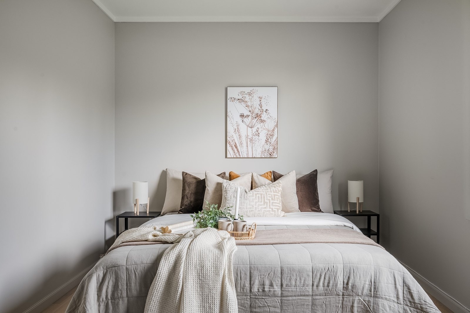 Soverommet har god standard fra 2024 med pen enstavs parkett på gulv, glatte malte overflater og skjult elektrisk anlegg. Galleribilde