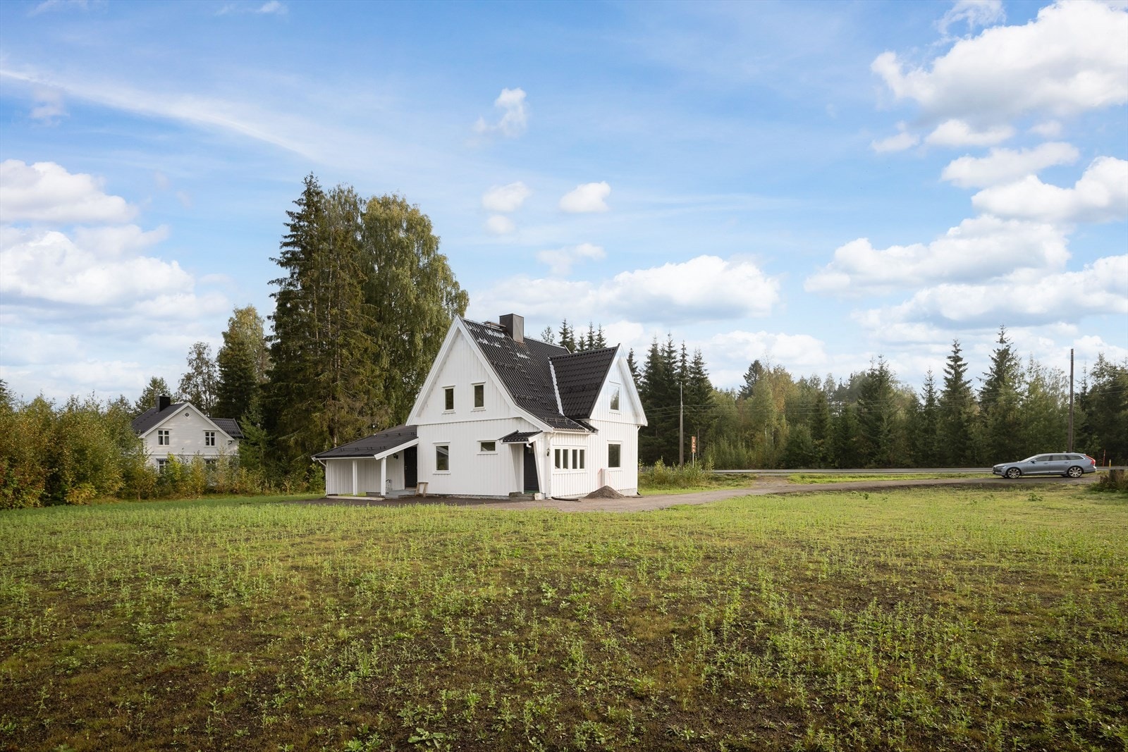 Med denne beliggenheten er det mulighet for å starte friluftsaktiviteter og trim rett utenfor døren gjennom hele året. Kun ca. 2 km til sentrum med alle byfasiliteter. Galleribilde
