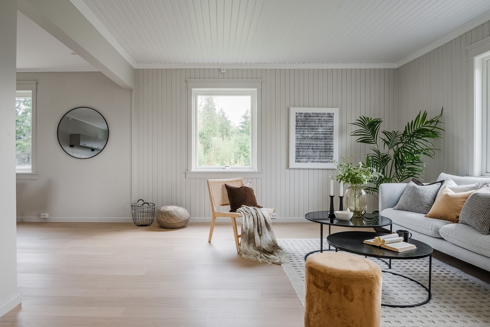 Stuen er det naturlige oppholdsrommet i boligen, og er et stort, lyst og innbydende rom. Galleribilde