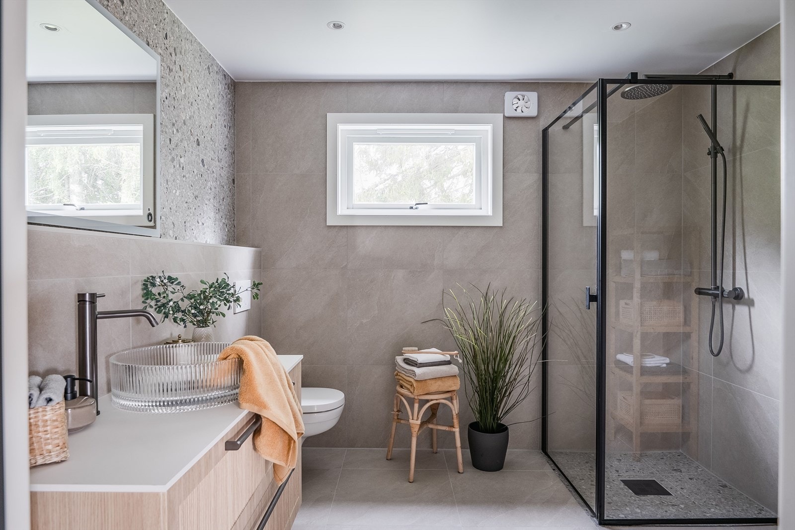 Boligen har et meget flott baderom som ble pusset opp av firma i 2024. Galleribilde