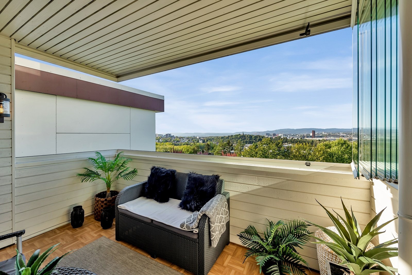 Det flotte med innglasset balkong er at man kan bruke den mye lenger enn bare på sommerdager. Man trekke glassplatene helt bort for å få det luftig og stenger dem igjen om man vil holde regn og snø borte. Galleribilde