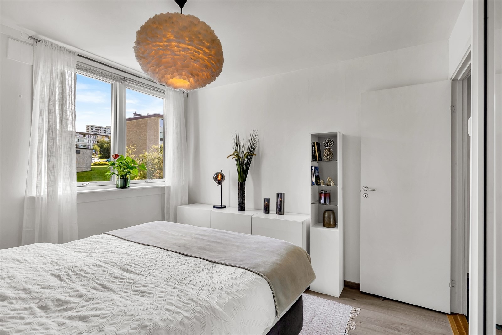 Store vindusflater som slipper rikelig med lys inn i rommet og vendt ut mot bakgården. Galleribilde