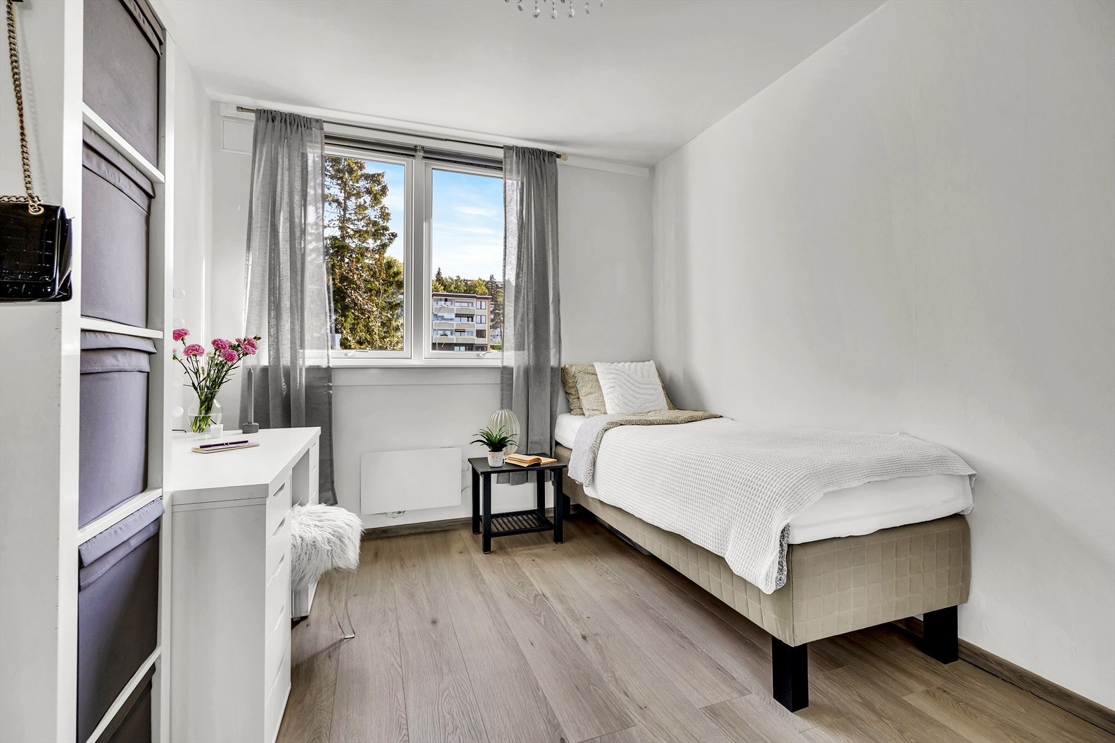 Soverom II - Holder en god størrelse med god plass til seng, nattbord og skrivepult. Galleribilde