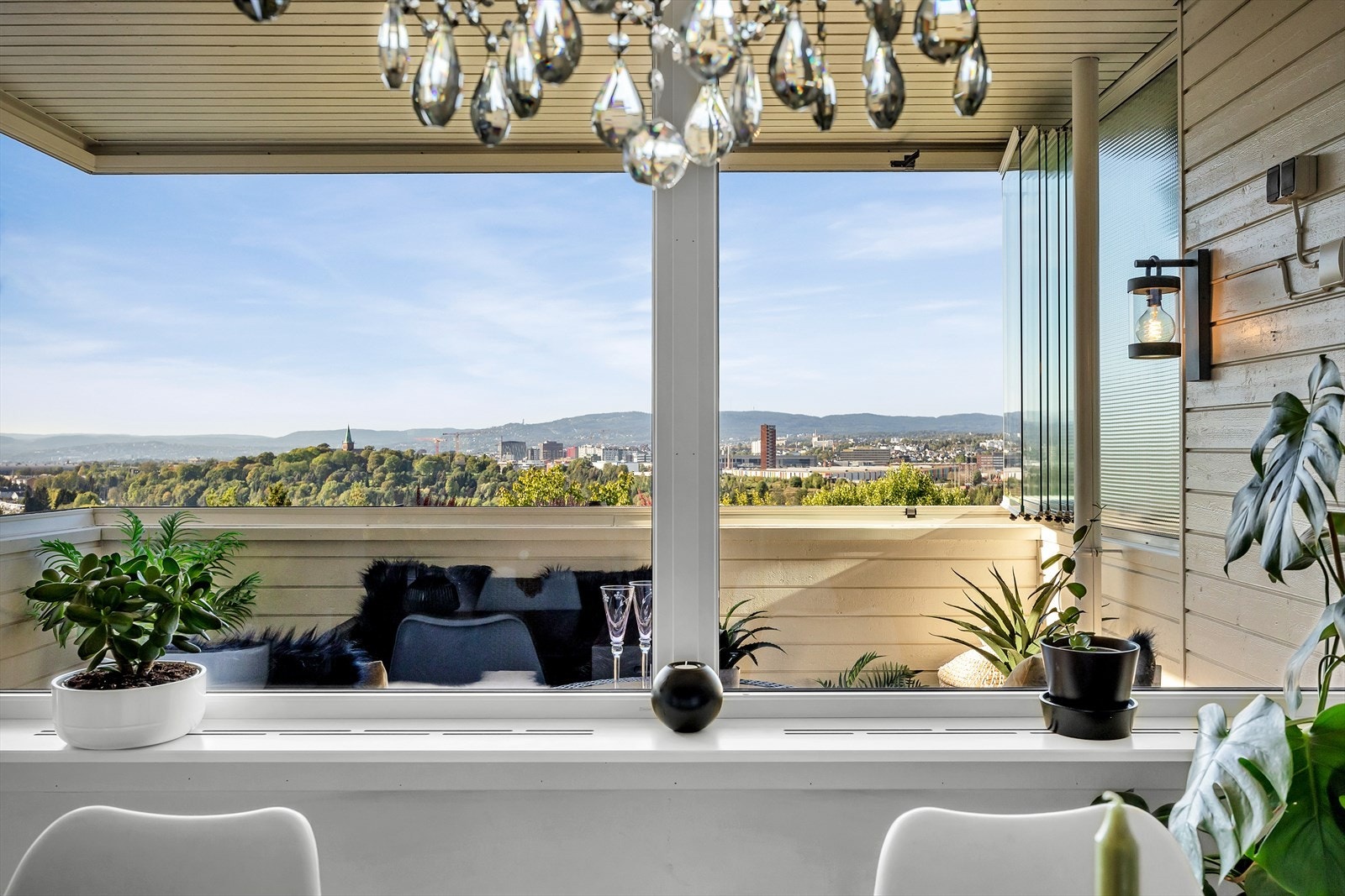 Fra spisebordet vil man kunne nyte et bedre måltid med en flott utsikt. Galleribilde