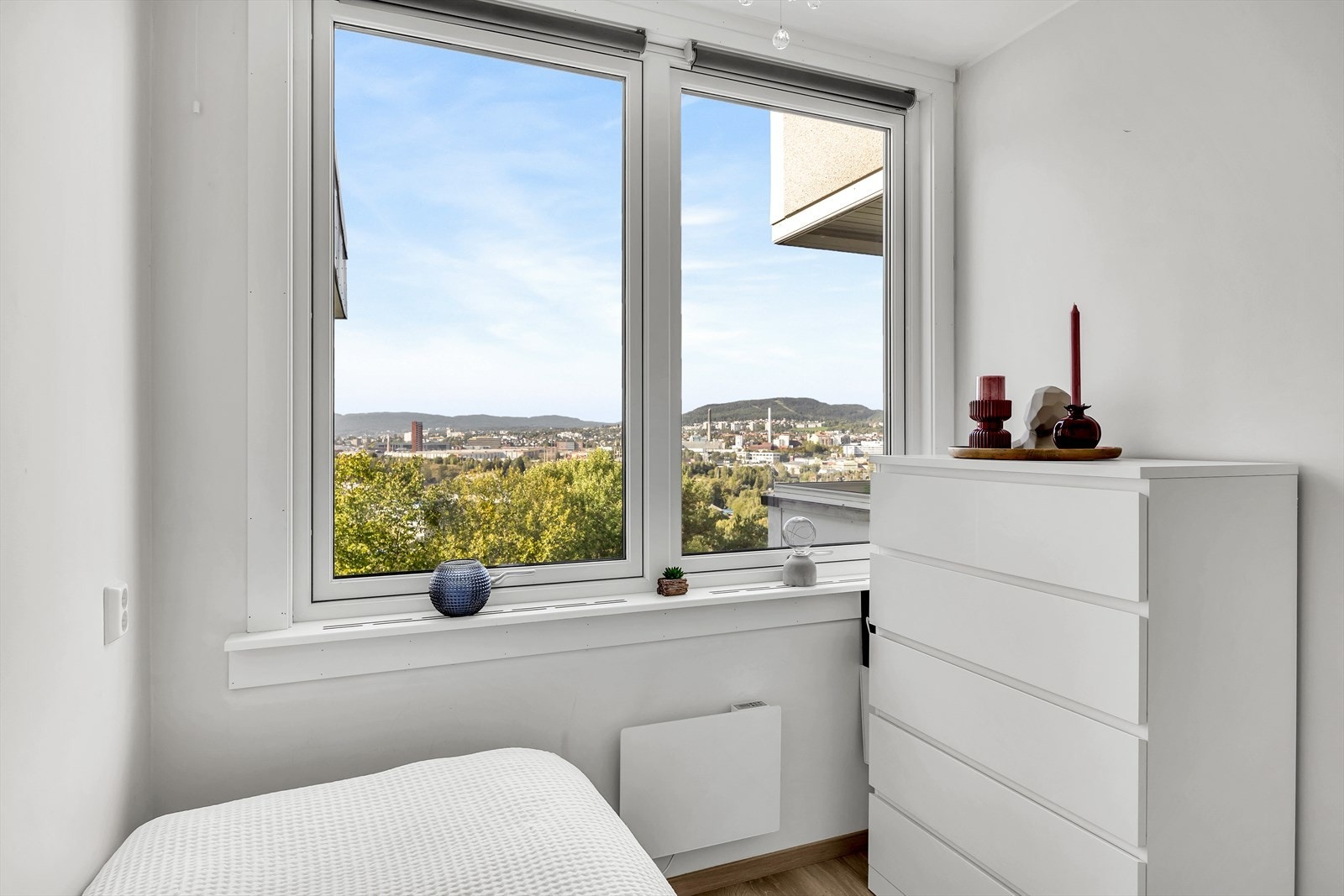 Her vil man kunne rigge opp til hjemmekontor med en behagelig utsikt. Flere stikk er montert i rommet. Galleribilde