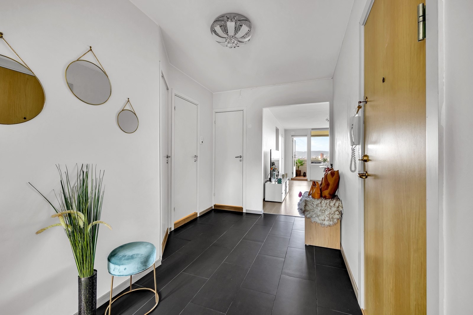 Lys og innbydende entré som gir et godt førsteinntrykk av boligen. God plass til sko og yttertøy. Adkomst til samtlige rom i leiligheten. Galleribilde