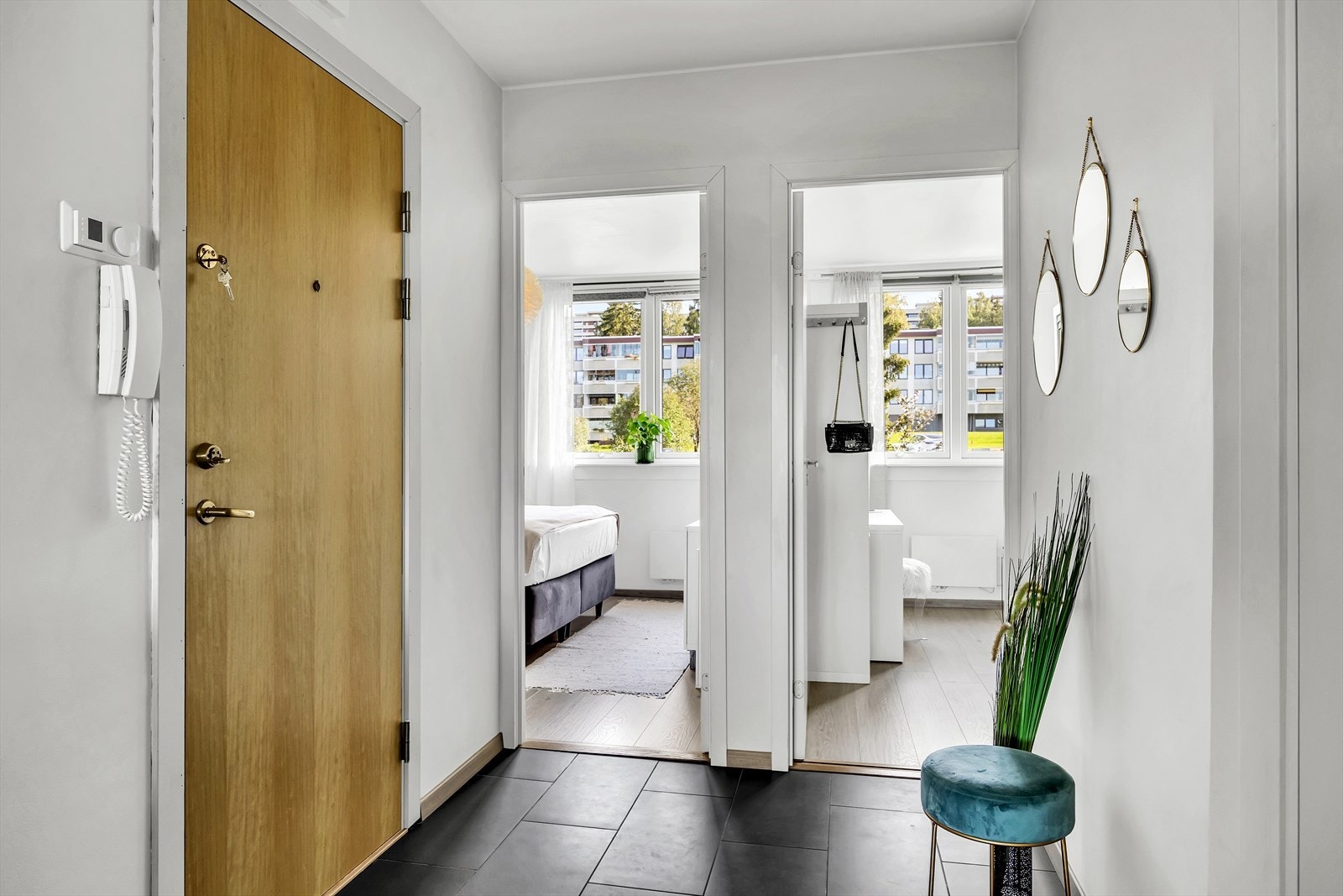 I gangen er det lagt fliser med varme i gulvet. Termostat er ved porttelefonen. Galleribilde