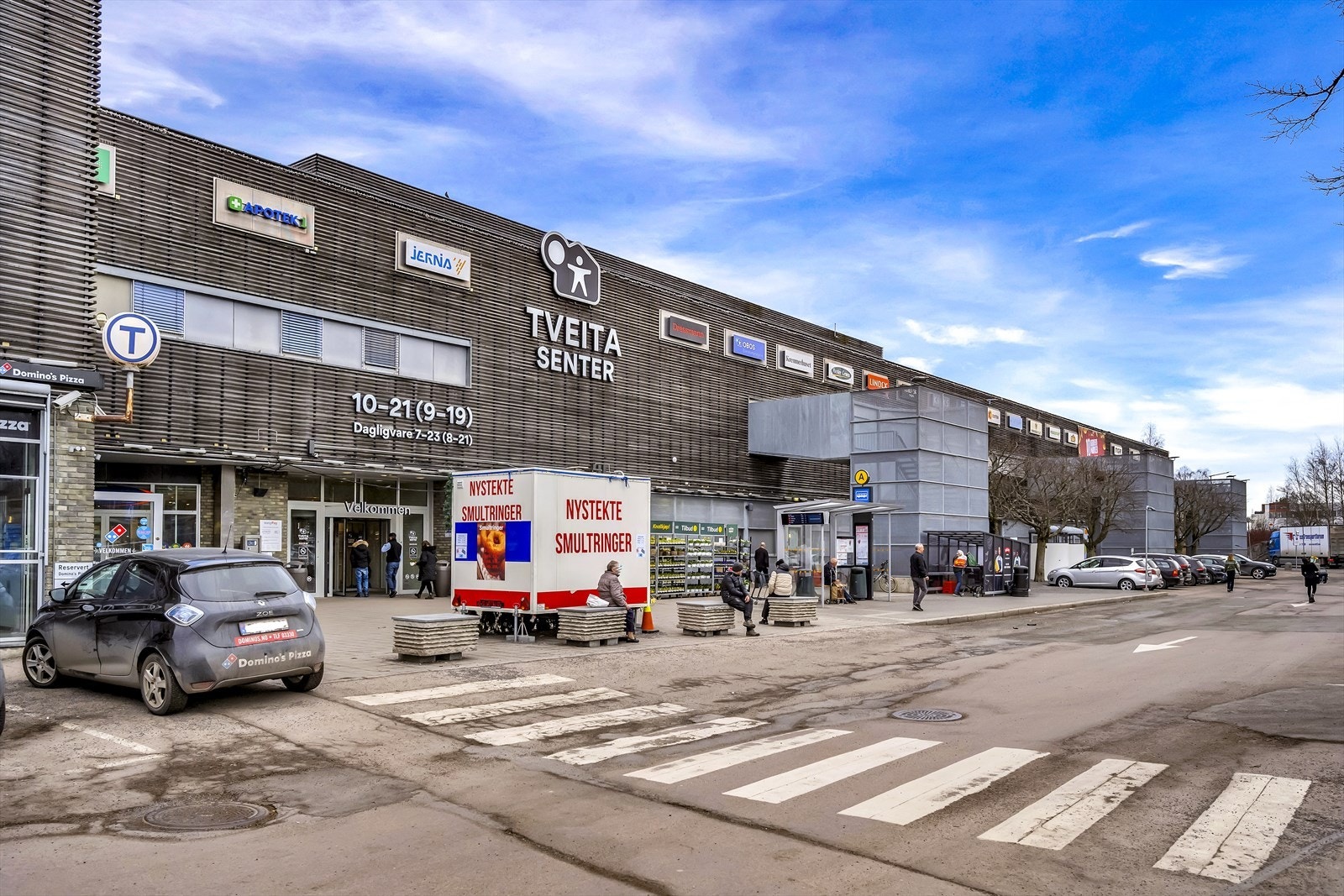 Tveita Senter ligger 10 min gange fra boligen og har det meste man trenger av servicetilbud og fasiliteter. Galleribilde