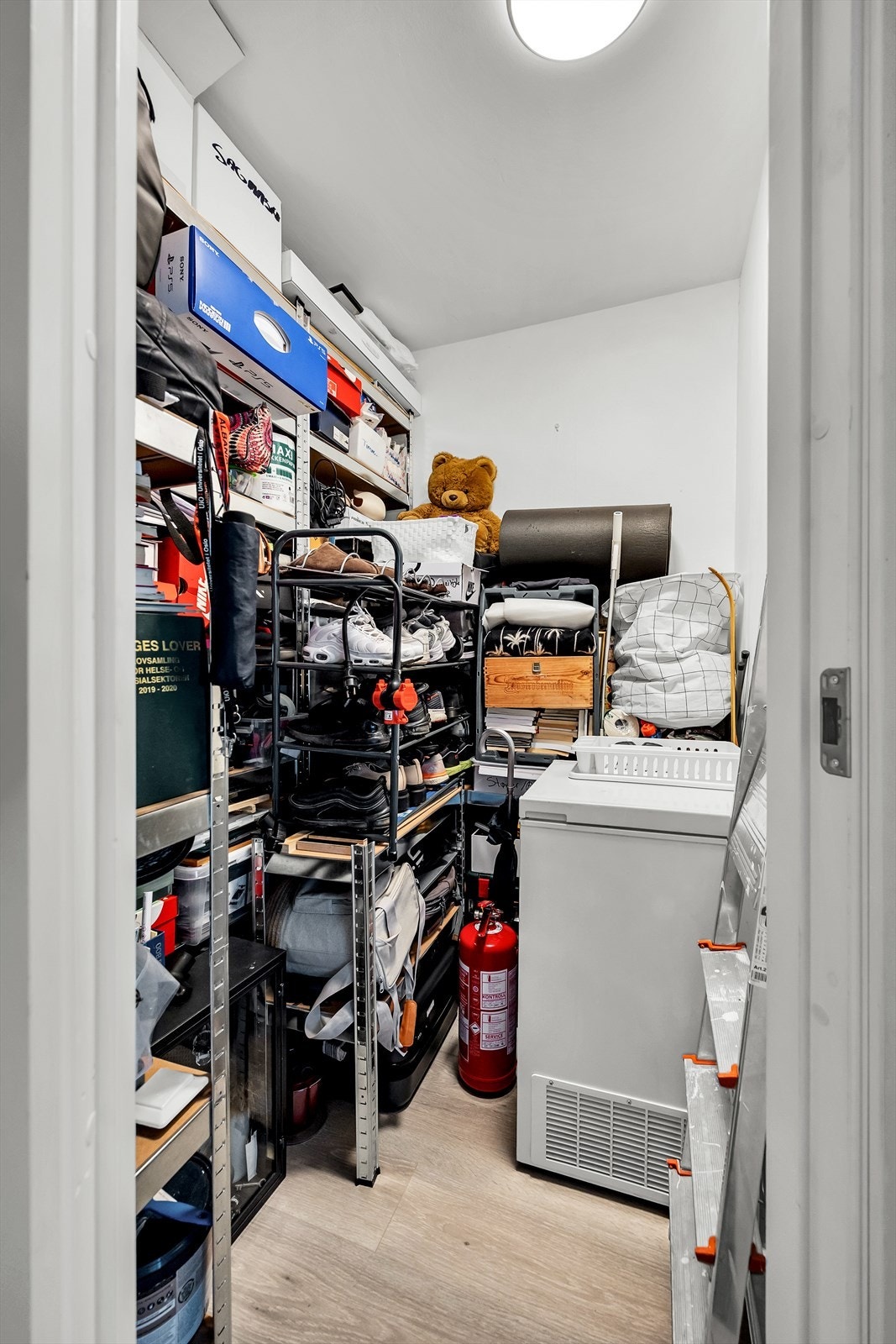 Super praktisk innvendig bod. Det er stikkontakt inne i boden for å kunne ha en ekstra frys om ønskelig. God med oppbevaringsmuligheter. Galleribilde