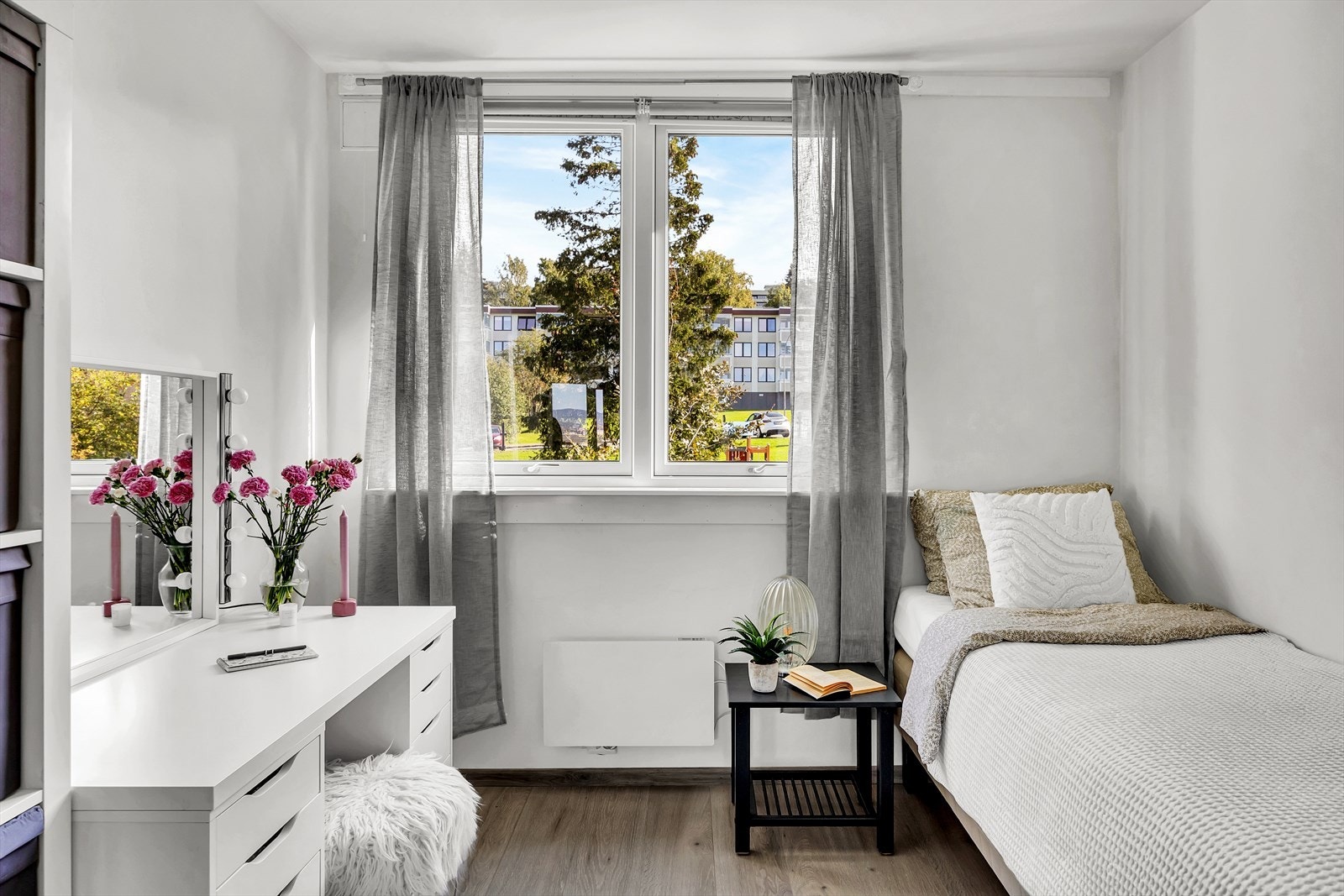 Store vindusflater som slipper godt med naturlig lys inn. Vinduene er fra 2023. Galleribilde