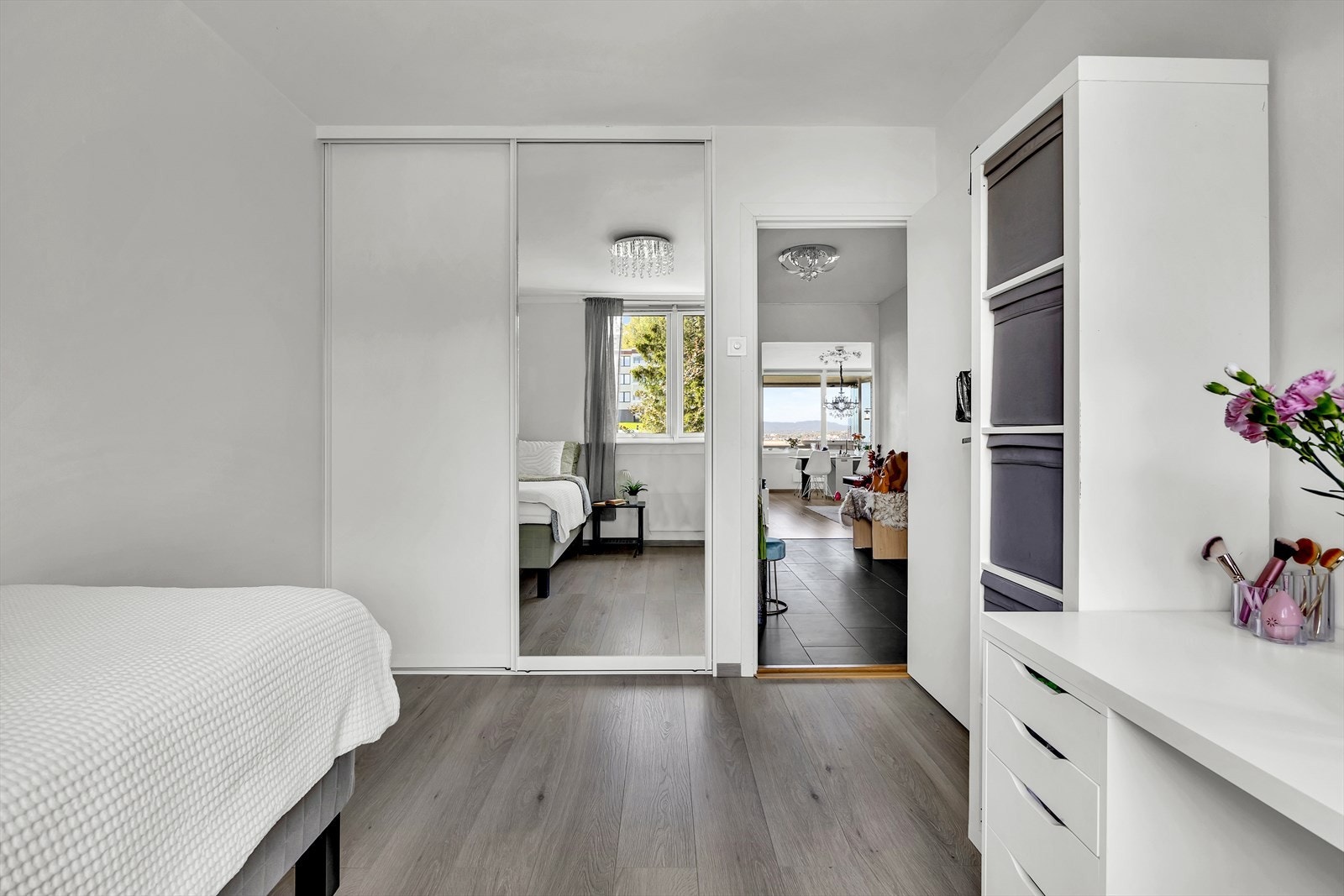 Også her finner man garderobeskap med skyvedører. Galleribilde