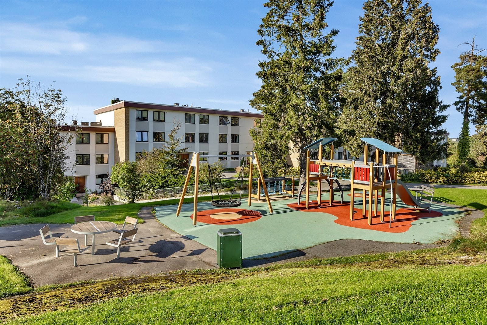 Like ved er det også en hyggelig lekeplass for barna i området. Galleribilde