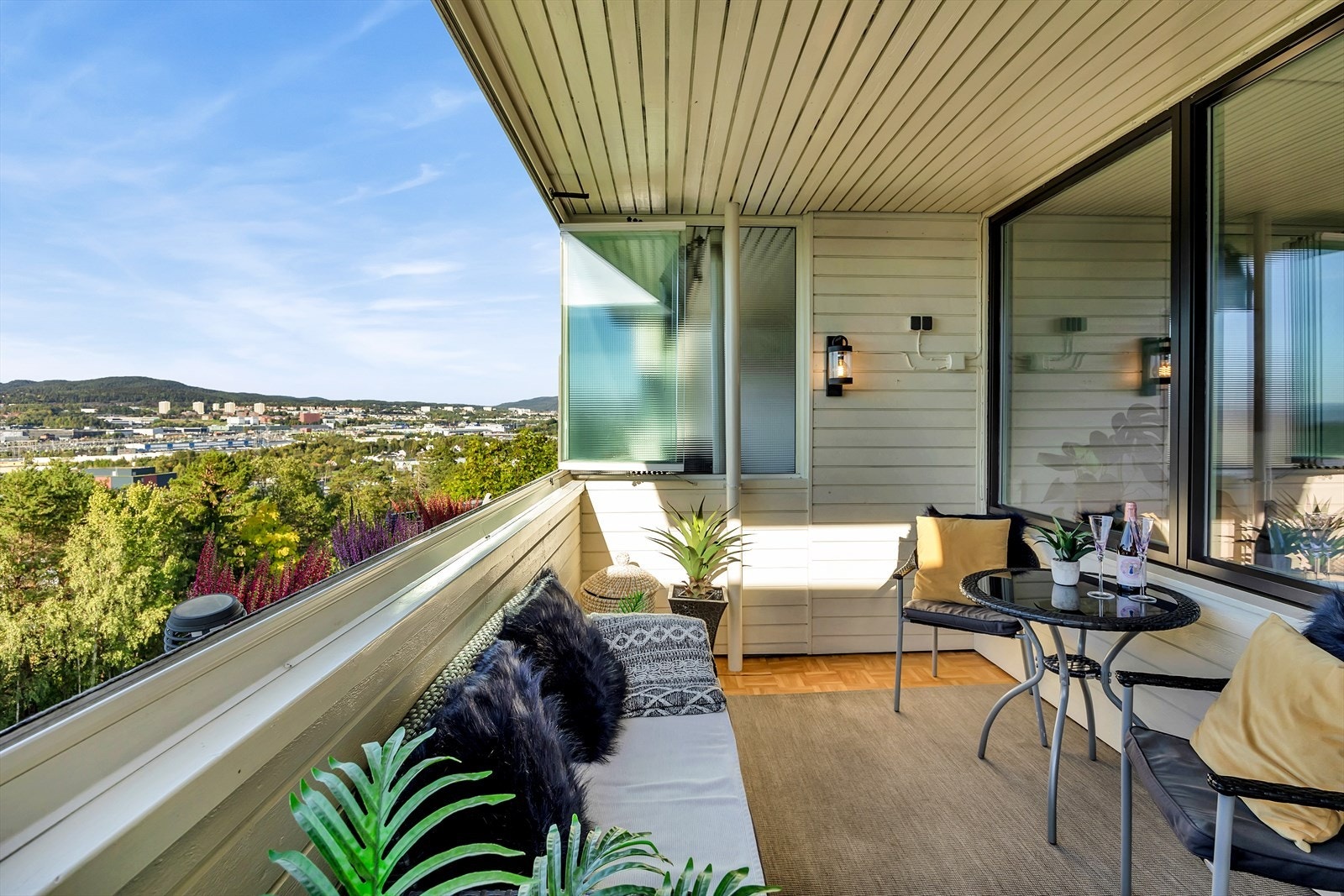 Fin belysning som er fjernstyrt med kontroll. Det er også lagt opp stikk til å kunne ha varmelampe for eksempel. Galleribilde