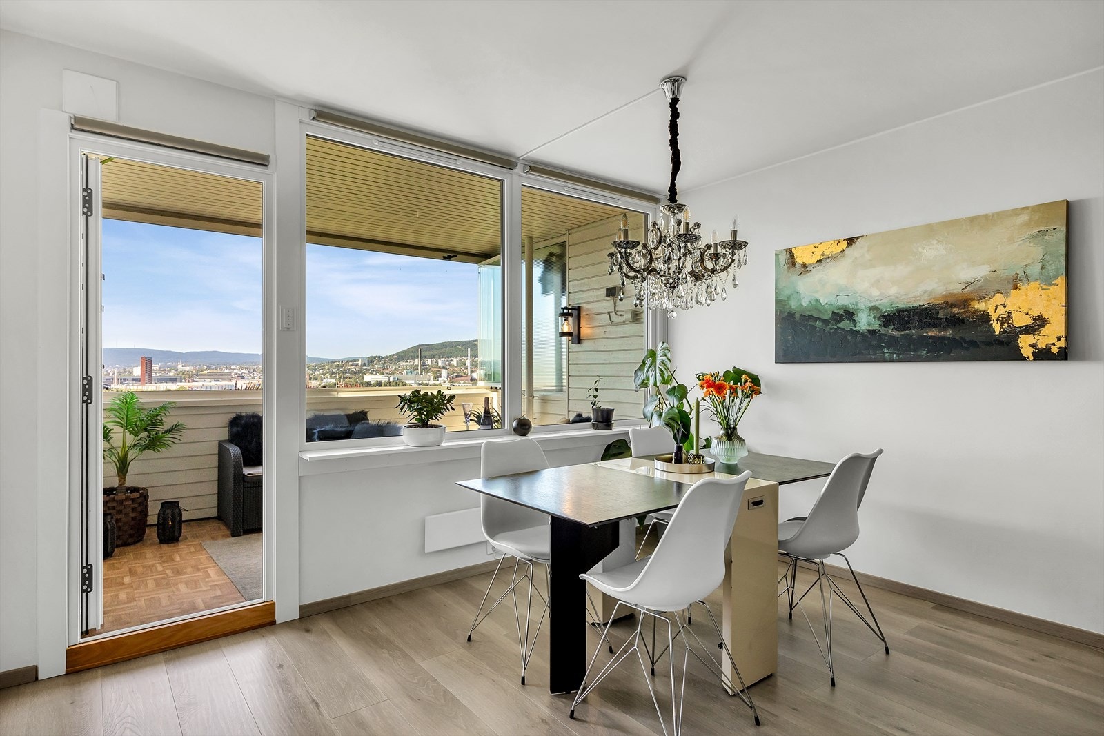 Vinduene og balkongdøra ble skiftet i 2023 i regi av borettslaget. Galleribilde