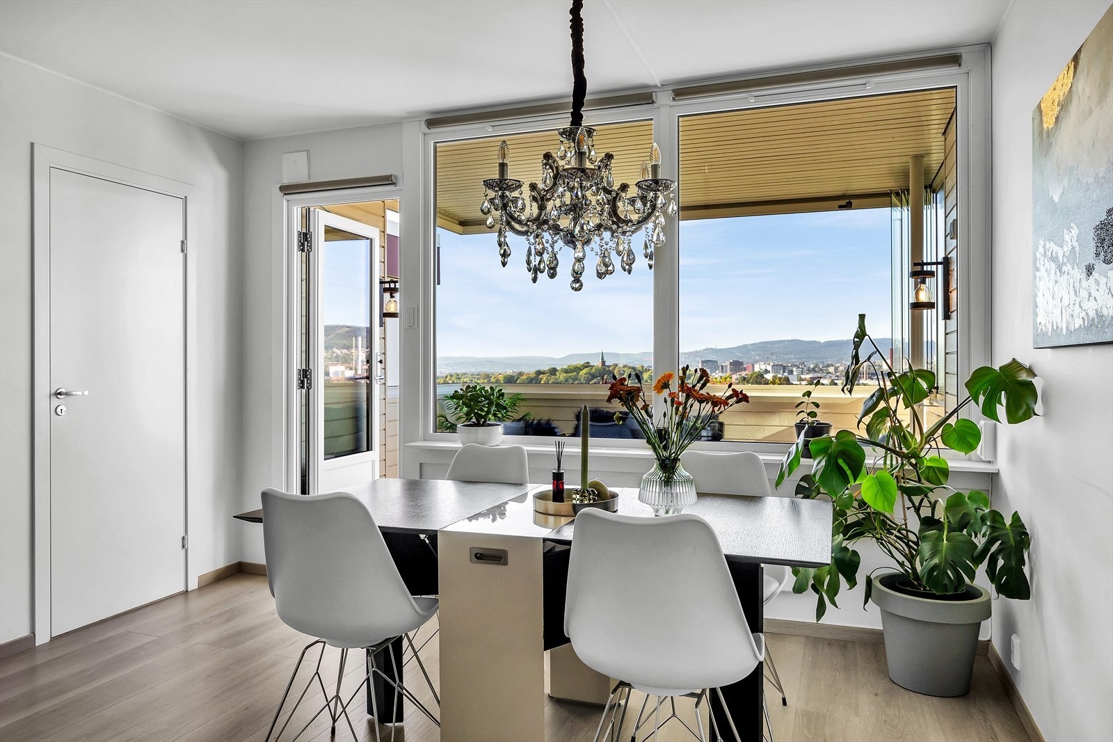 Ved siden av spisesonen er det dør inn til 1 av 3 soverom i boligen. Galleribilde