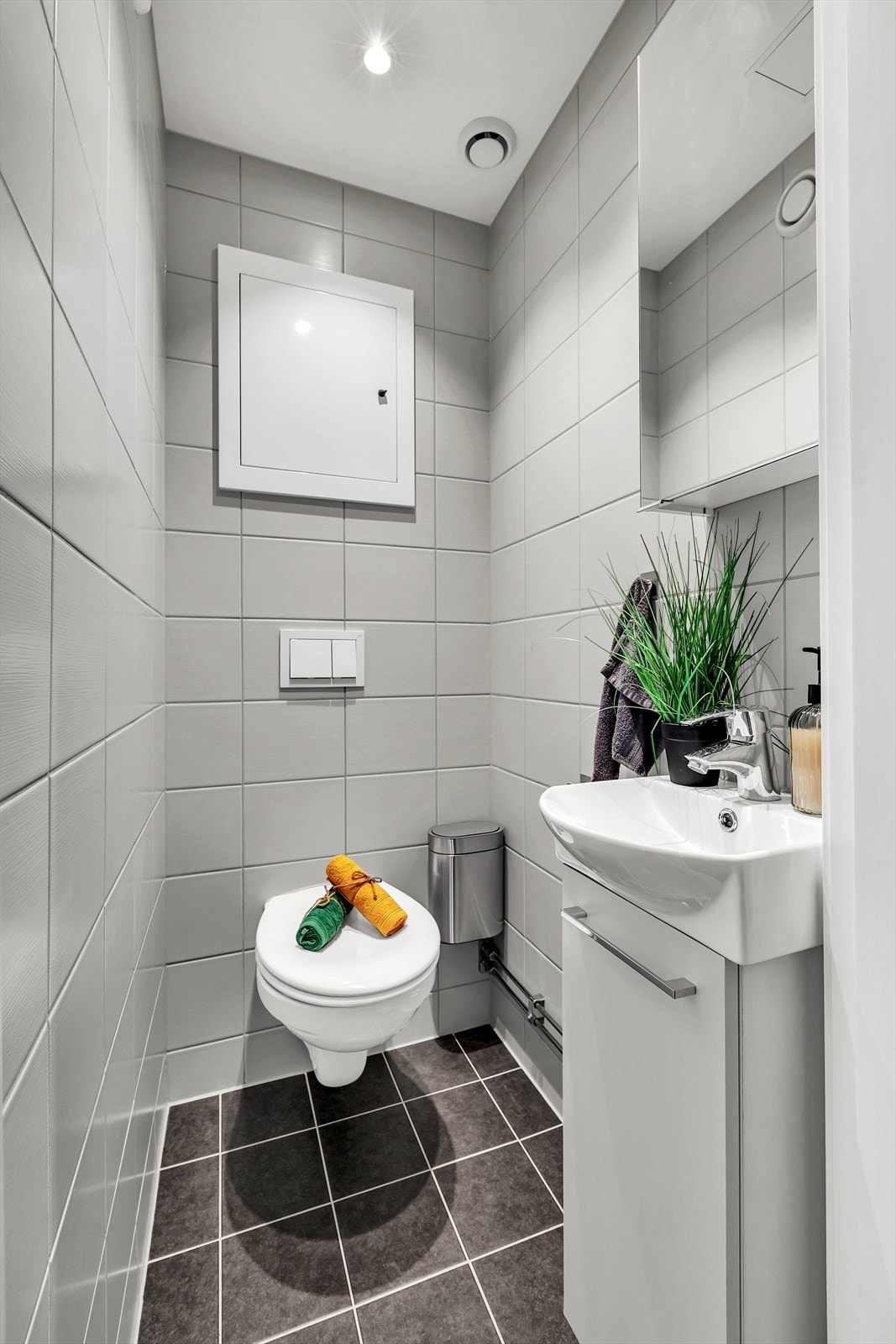 Separat toalettrom med fliselagt gulv og vegger. Galleribilde