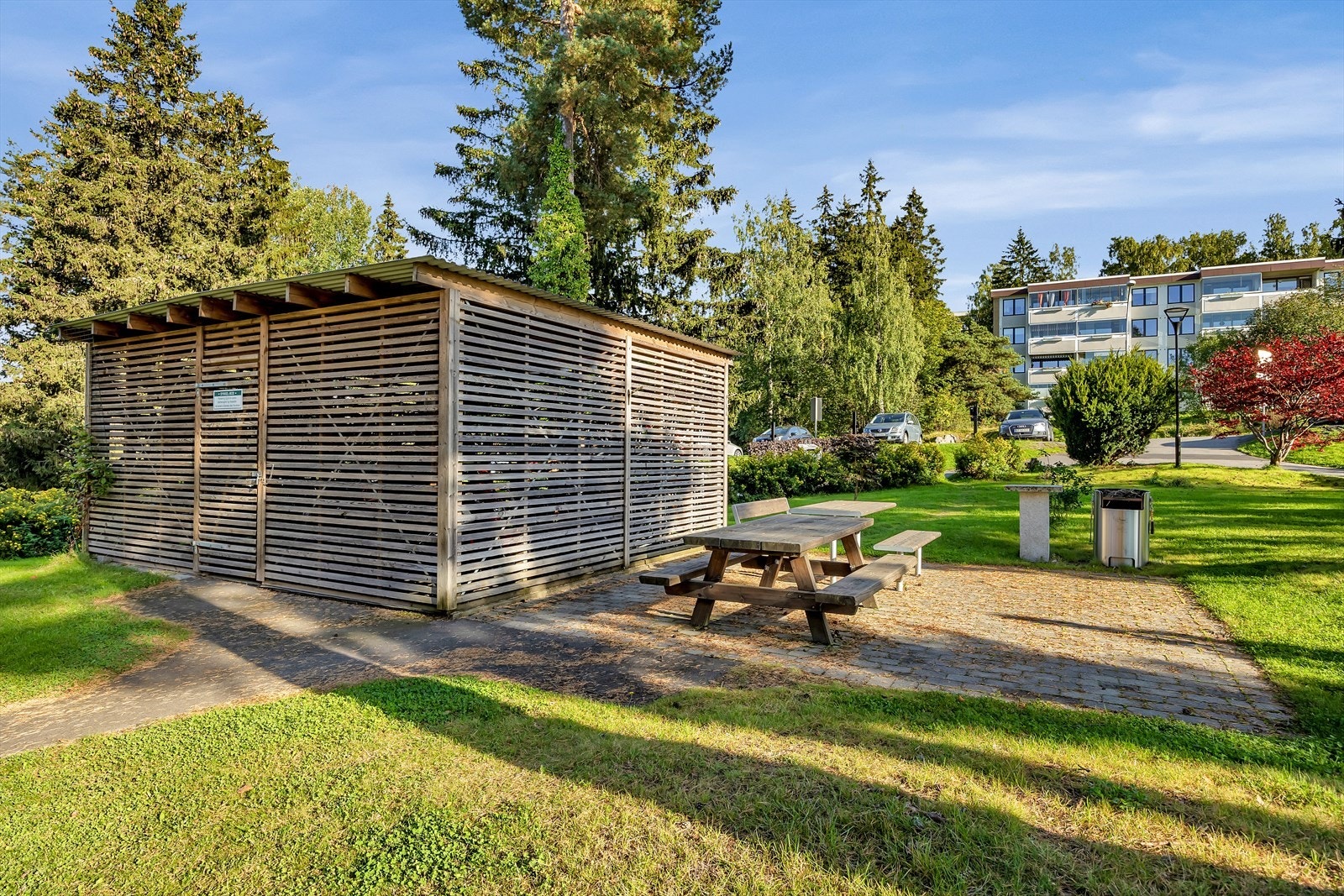 Rett utenfor blokka er det sykkelskur for beboerne og sittegrupper. Galleribilde