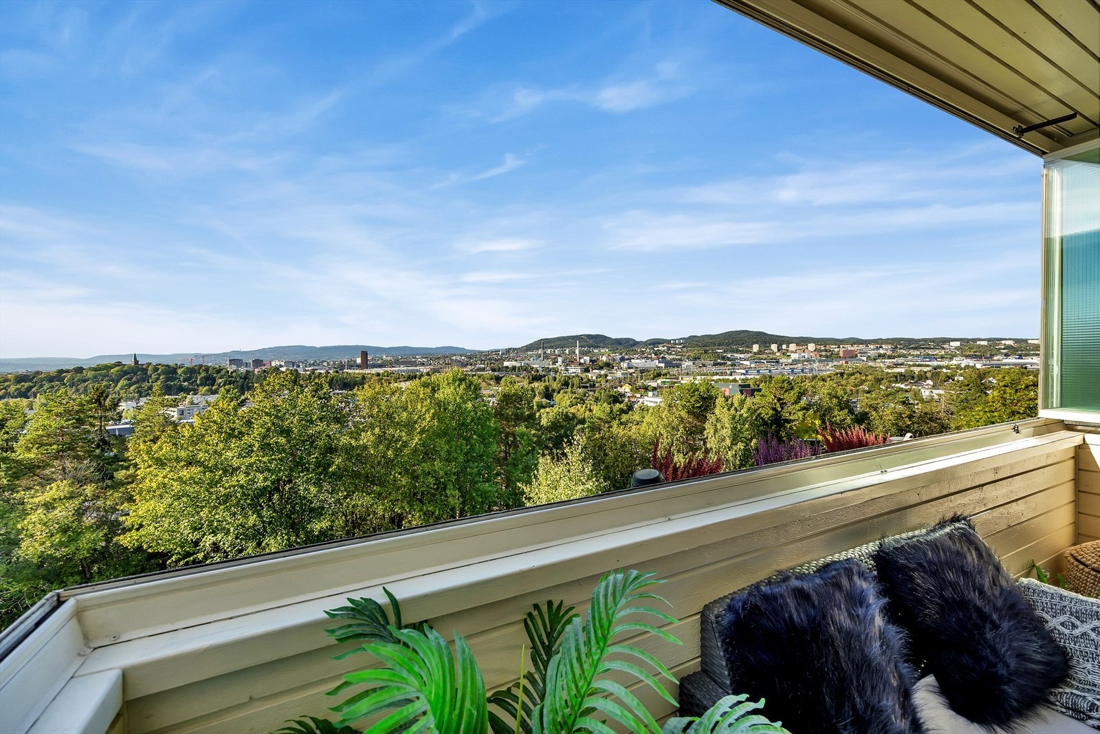 Flott utsikt mot grønt areal og herfra kan man også se severdigheter som Holmenkollen. Galleribilde