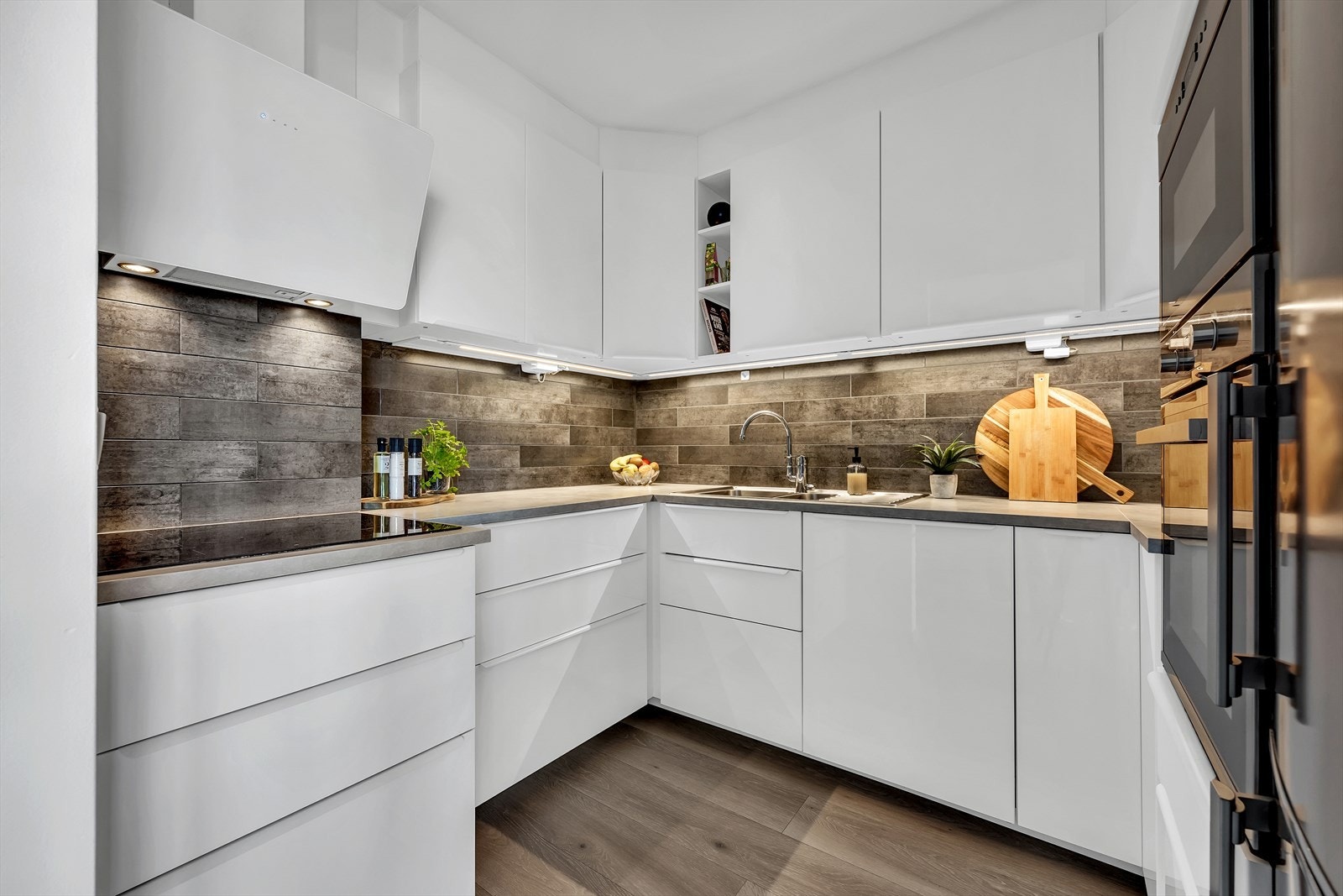 Kjøkkeninnredning med glatte fronter. Laminat benkeplate med nedfelt vask- og
skyllekum. Galleribilde