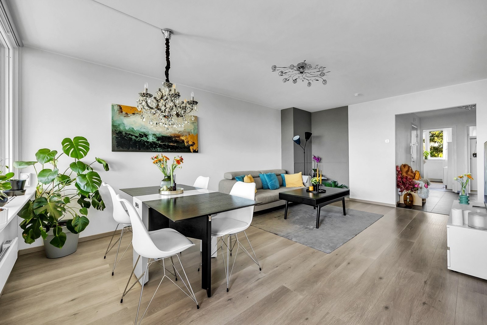 Det er lagt opp egen dimmer for belysning over spisebordet. Galleribilde