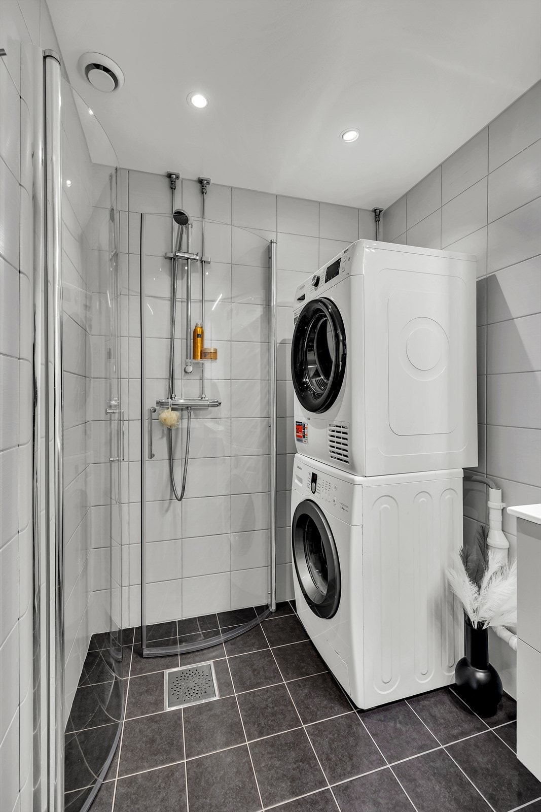 Hele rommet ble fliselagt, med varme i gulvet og downlights i himling. Galleribilde