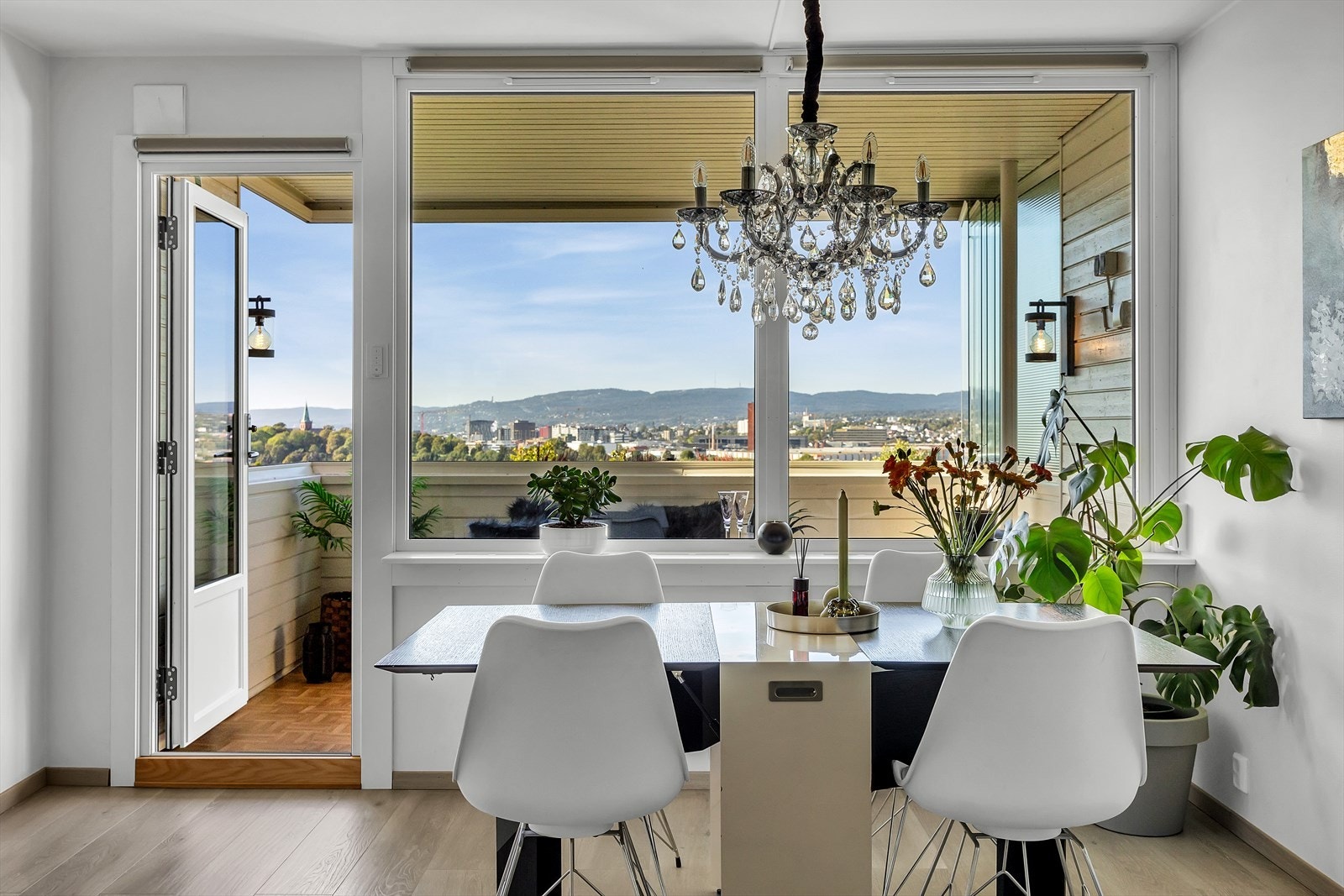 Velkommen til en lekker 4-roms med sentral, men rolig beliggenhet på Tveita - Erlends vei 12 presenteres av Bjørnar Hagerup Nilssen v/Nordvik. Galleribilde