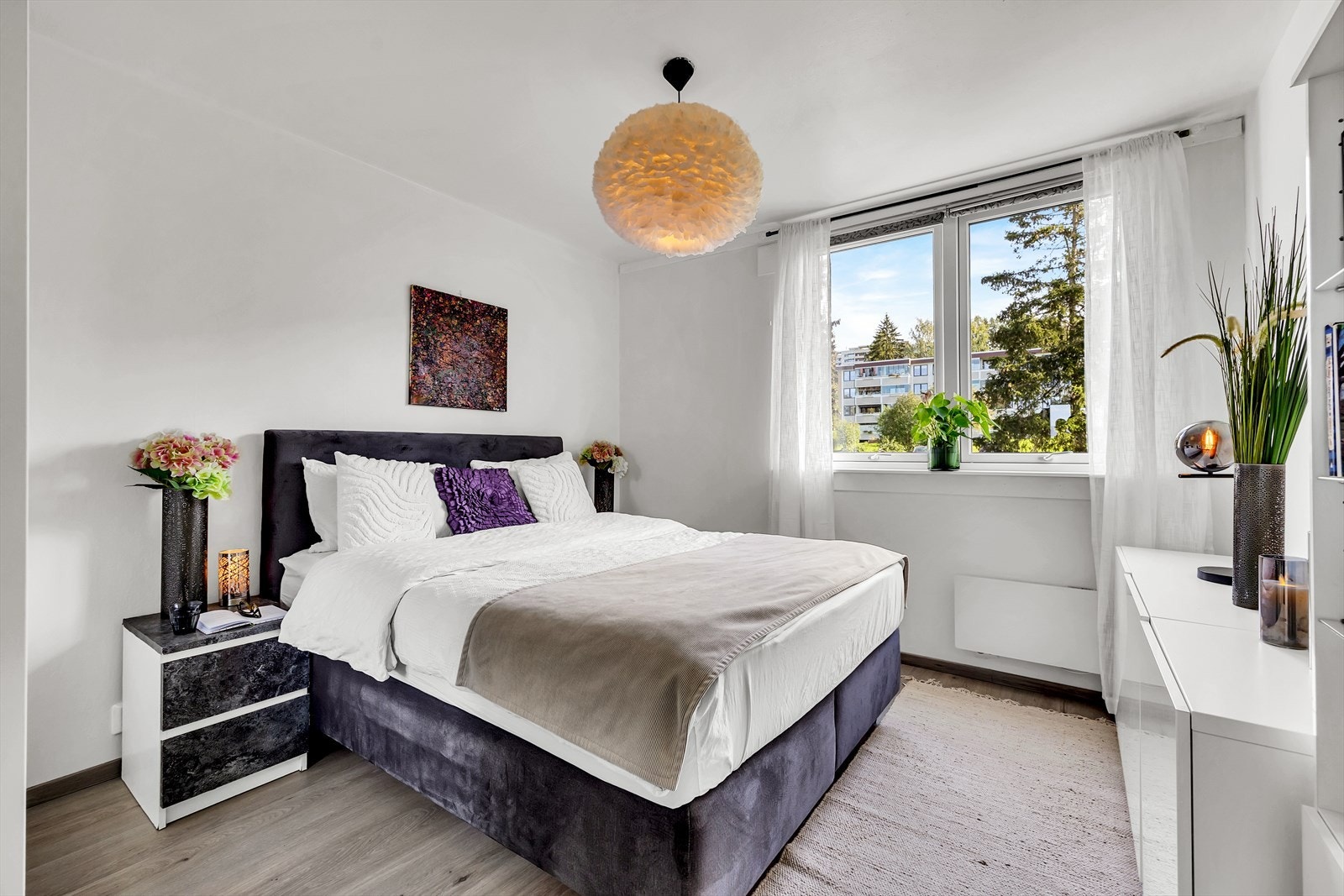 Hovedsoverommet er romslig med god plass til dobbeltseng og nattbord på hver side. Galleribilde