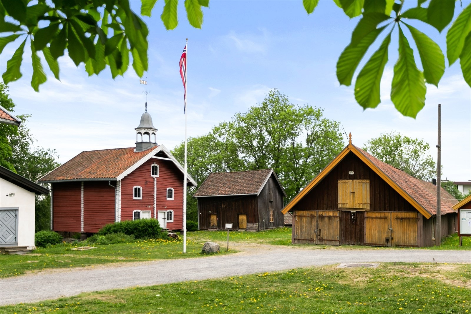 Tveten gård er det best bevarte gårdstunet innenfor Oslos grenser. Deler av gårdens hovedhus er trolig fra så tidlig som 1400-tallet. Dette er sosialt møtested og flere aktiviteter holdes her. Galleribilde