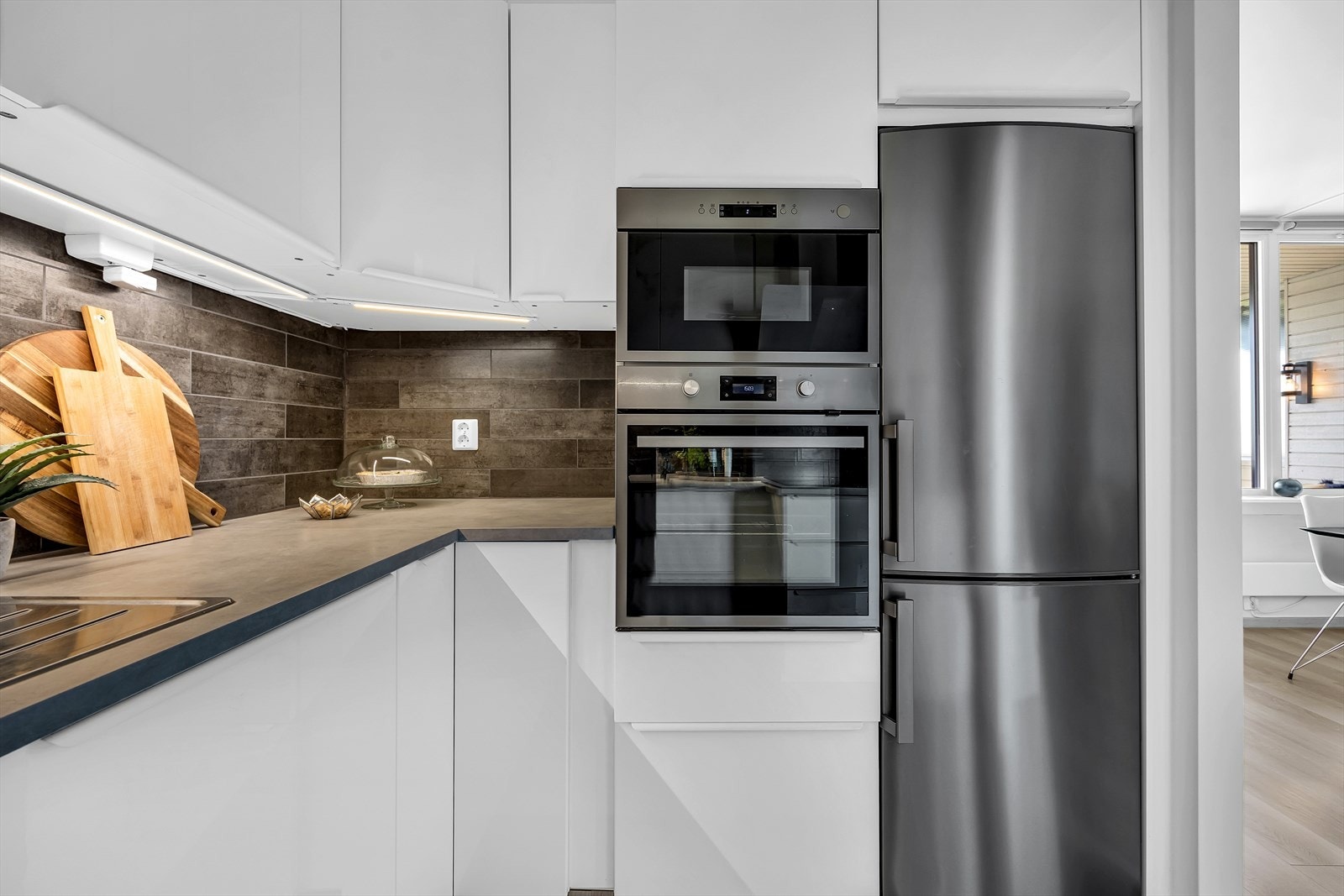 Integrert stekeovn og oppvaskmaskin. Kjøleskapet medfølger. Galleribilde