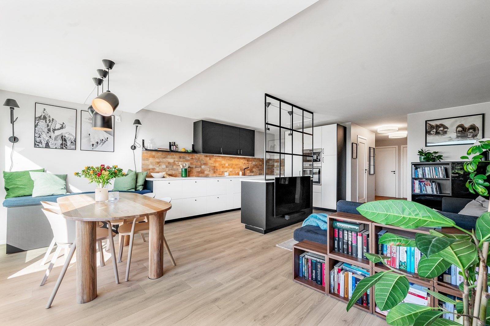 Det er god plass til spise- og sofagruppe i den åpne løsningen. Galleribilde