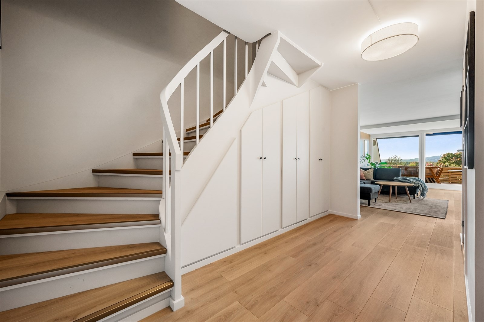 Gangen er romslig og det er plassbygget skap under trapp som leder til entré for ekstra oppbevaring. Galleribilde