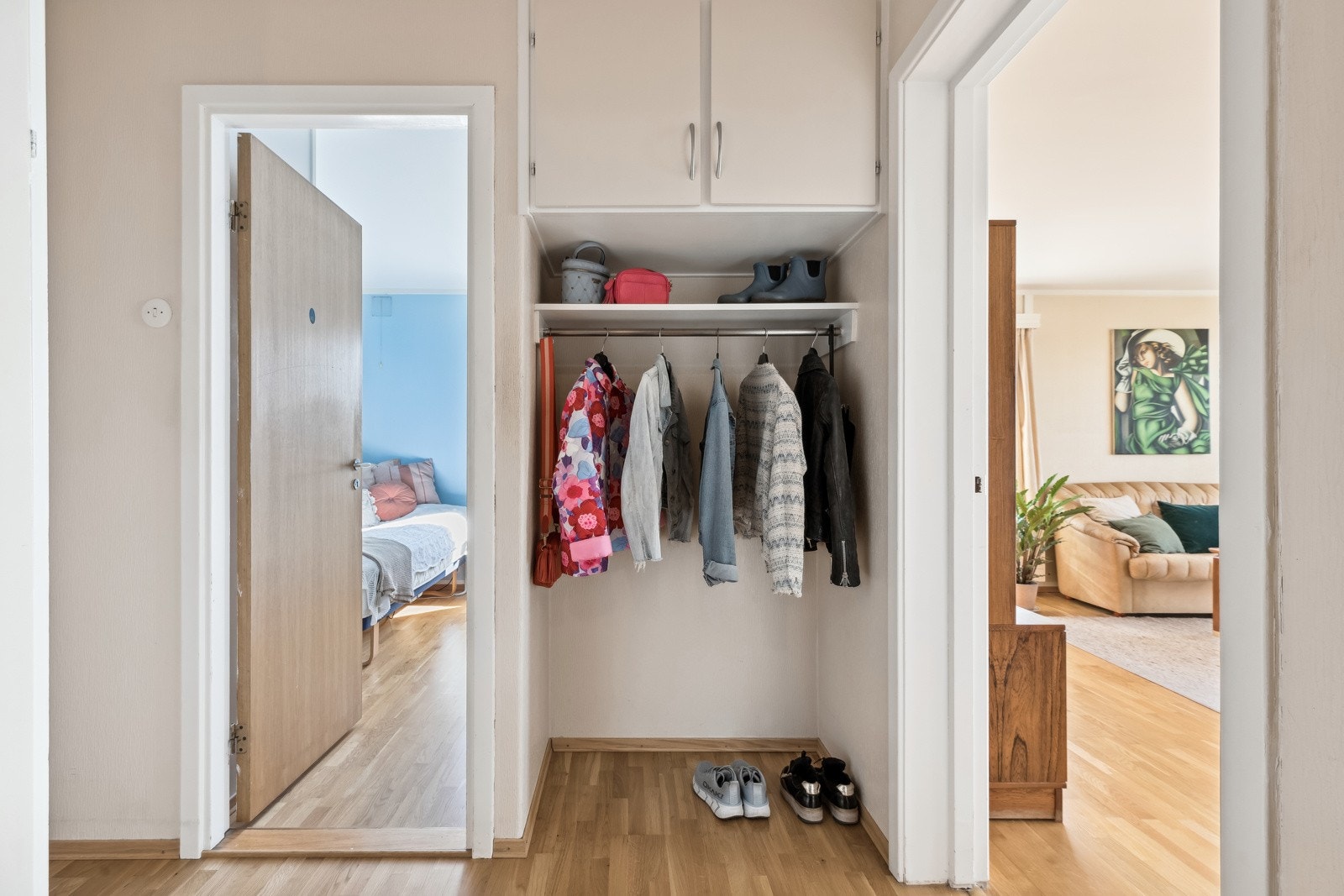 Entré med garderobe og plass for klær og sko Galleribilde