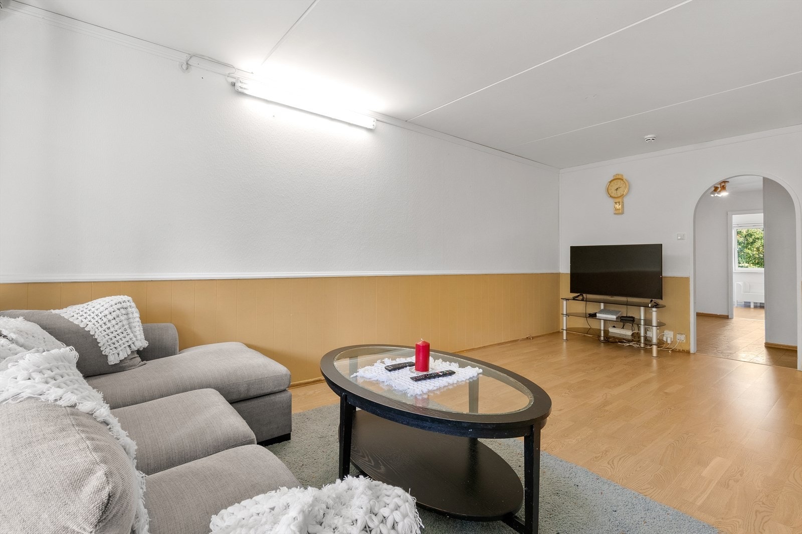 Komfortabel stue med plass til både sofa og underholdningssenter. Galleribilde