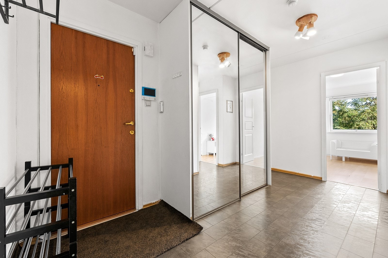 Innbydende entré med praktisk skyvedørsgarderobe for oppbevaring. Galleribilde