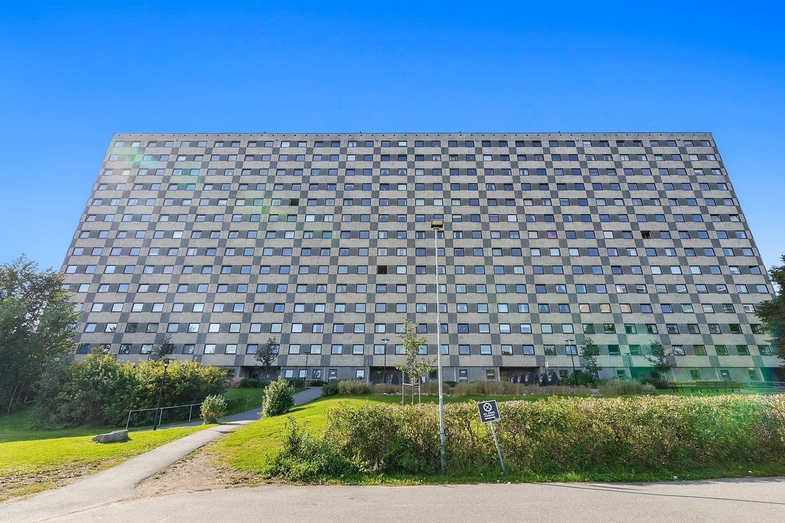 Attraktiv beliggenhet nær Ammerud T-banestasjon og servicetilbud. Galleribilde