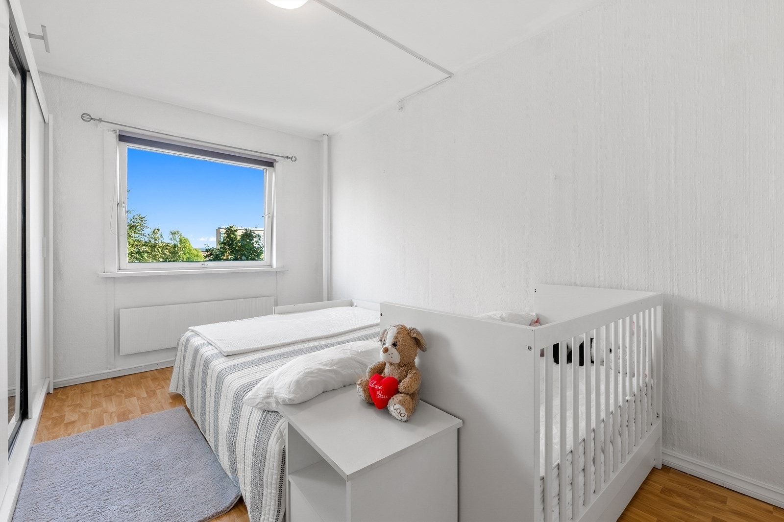 Soverom ideelt for barn, med plass til seng og lekeområde. Galleribilde
