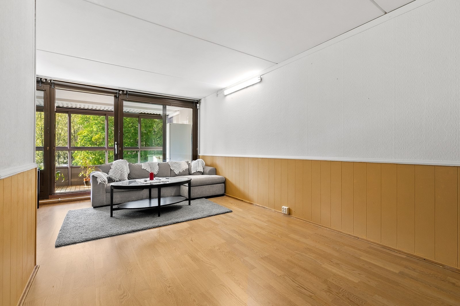 Stue med åpen løsning og lys innredning. Galleribilde