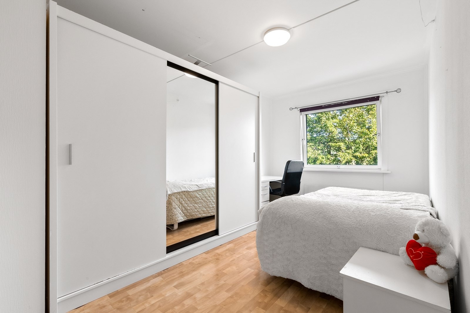 Hovedsoverom med stor garderobe og naturlig lys. Galleribilde