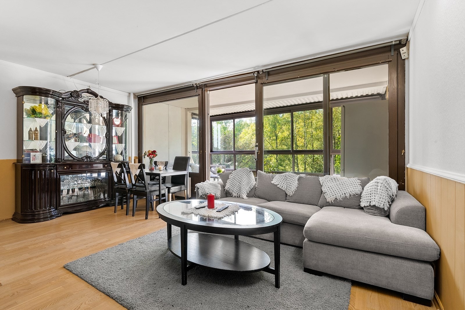Elegant stue med spiseplass og utsikt mot balkongen. Galleribilde