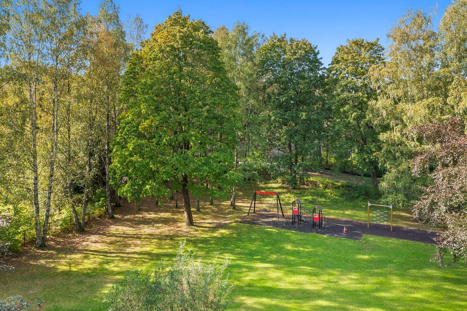 Nærhet til flotte tur- og friluftsområder gir gode rekreasjonsmuligheter. Galleribilde