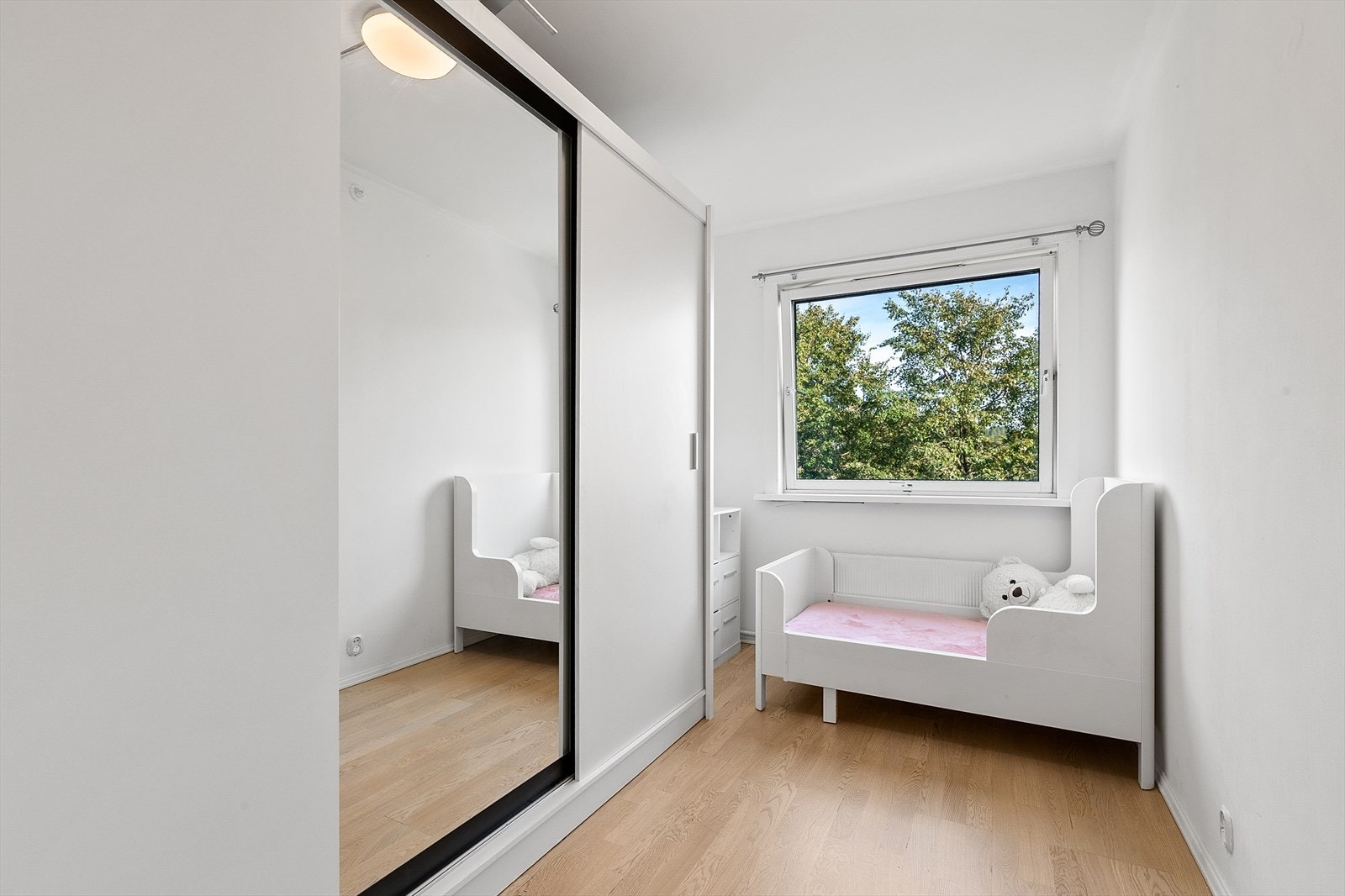 Soverom perfekt for barn med innebygd garderobe. Galleribilde