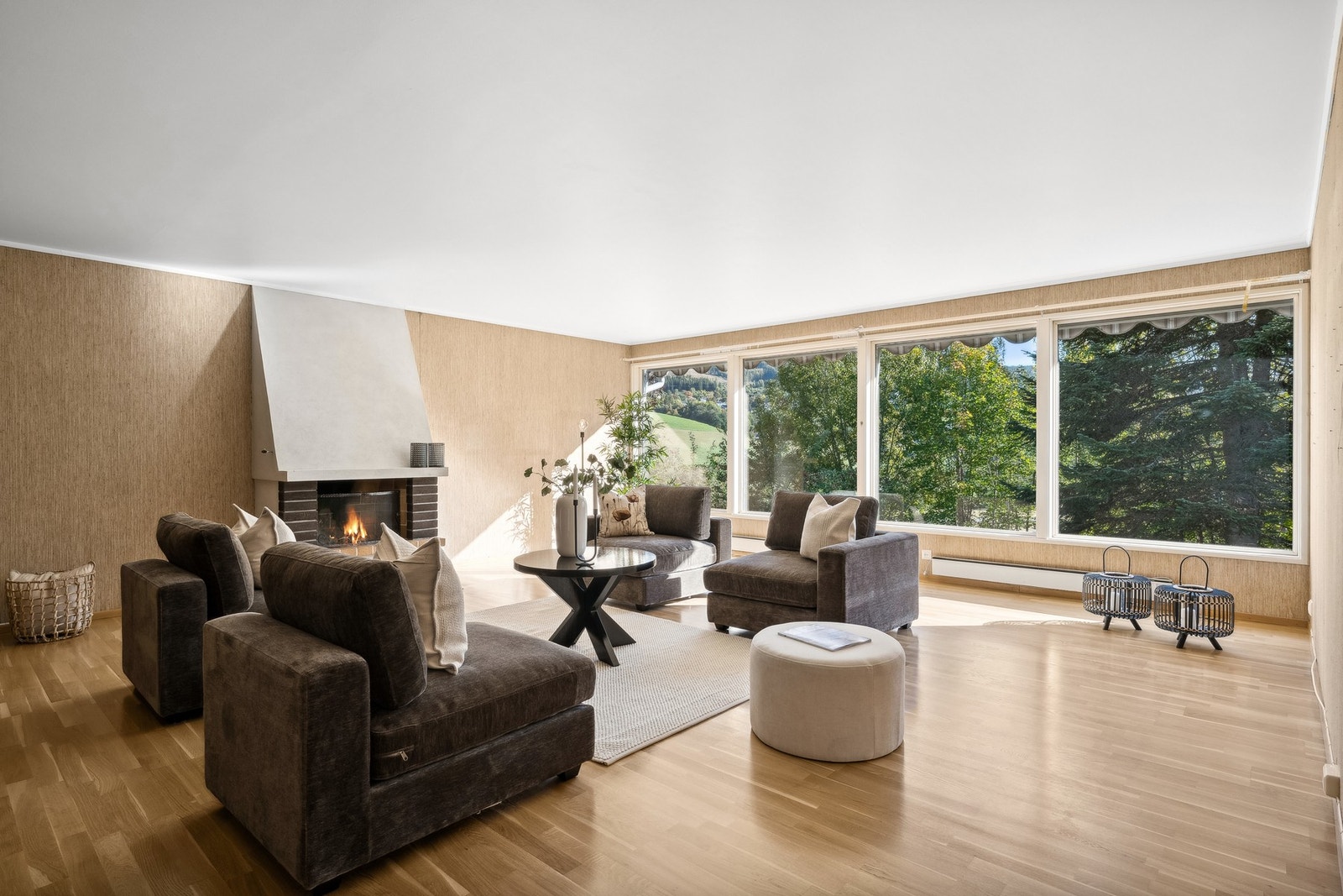 Stue er stor og har store vindusflater som gir godt med dagslys. Galleribilde