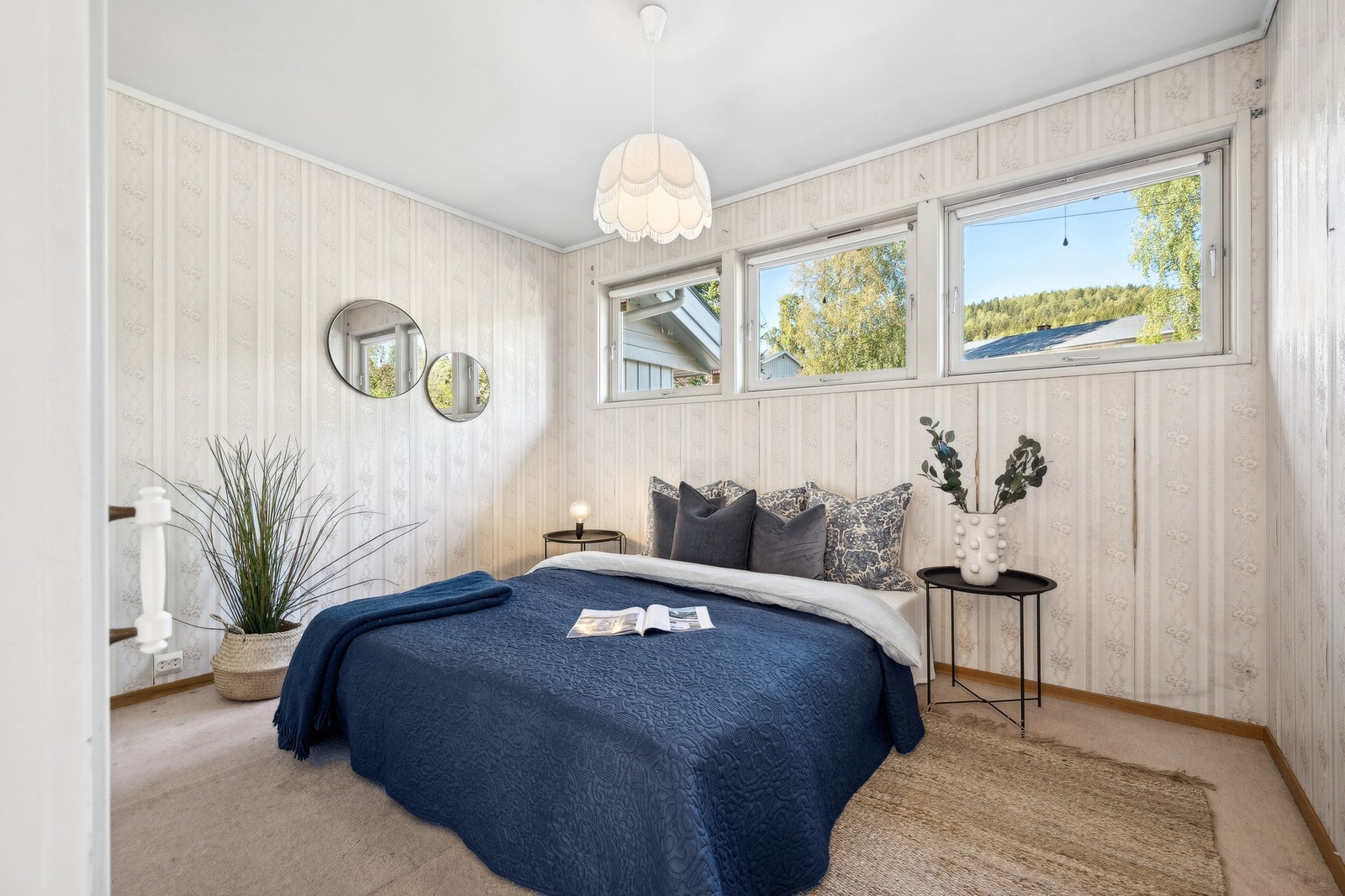 Det er totalt 3 soverom i boligen. 2 i første etasje og ett i hybelleiligheten. Galleribilde