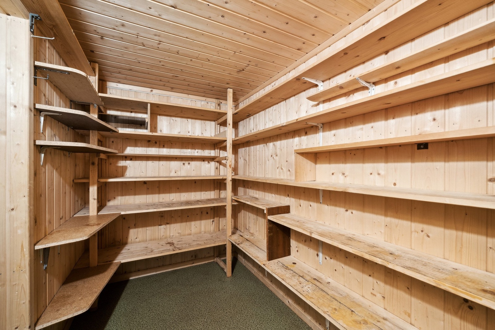 Romslig kjølerom i boligens underetasje. Galleribilde