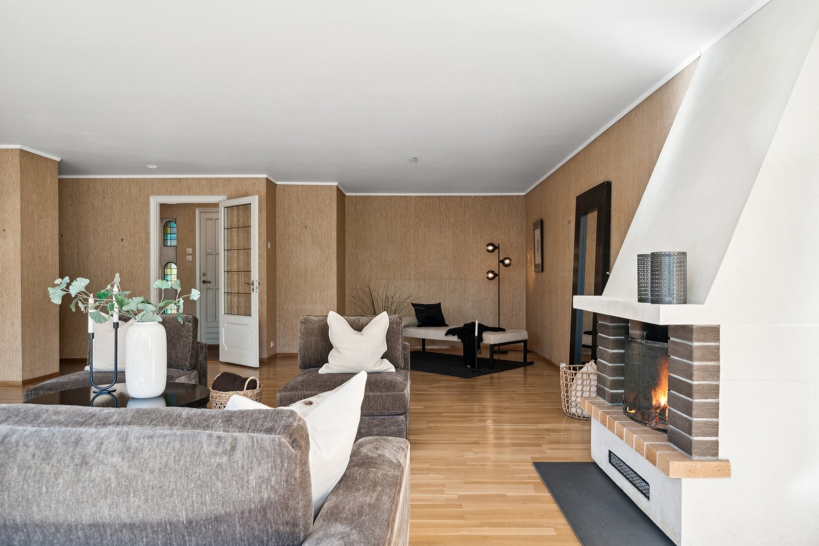 Fint samlingspunkt i stuen foran stuens peis. Galleribilde