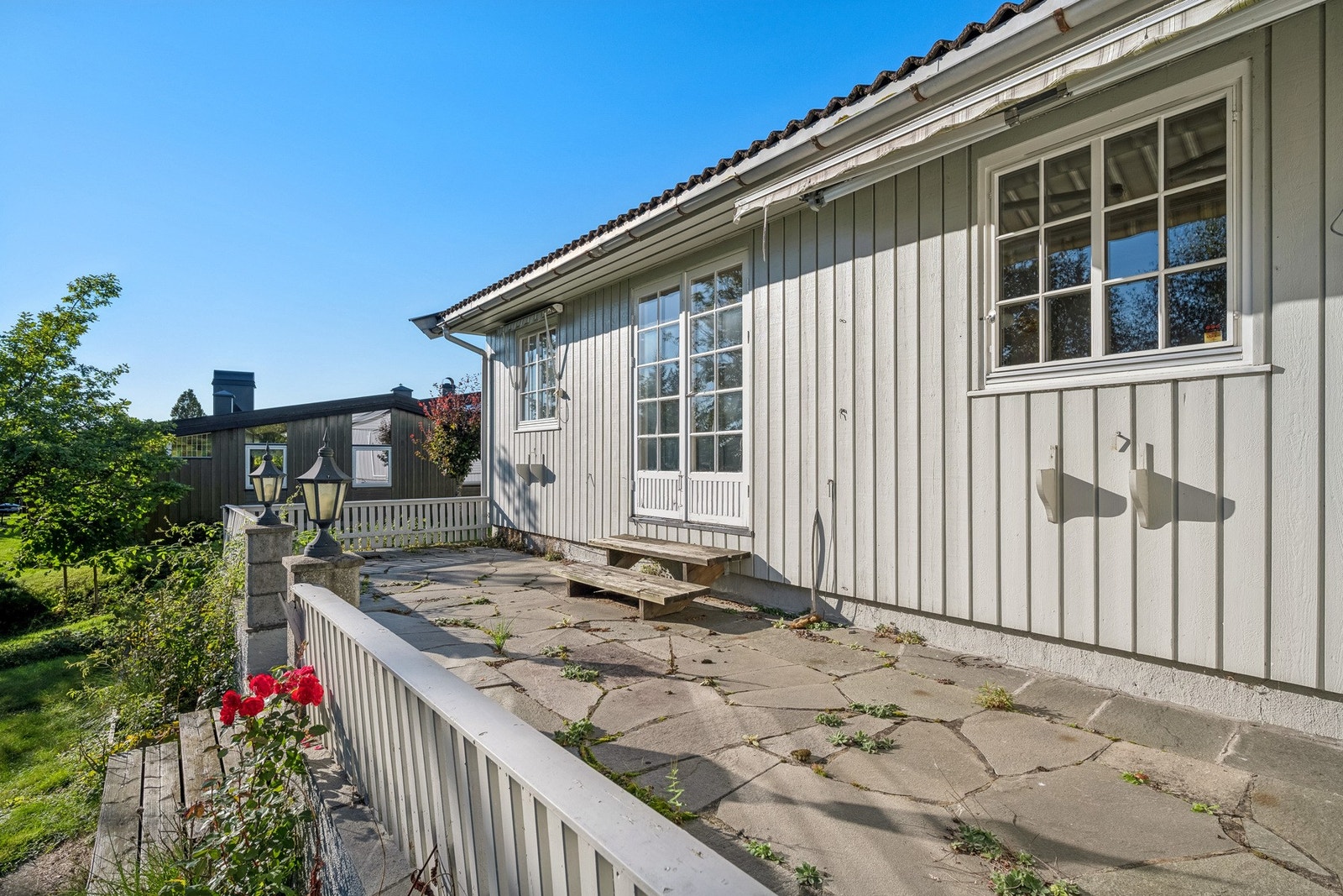 Boligens terrasse er solrik og godt skjermet. God plass til utvendig møblement. Galleribilde